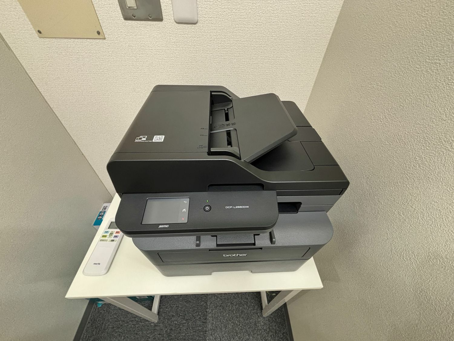 その他_複合機。1日20枚(白黒)まで無料で利用できます。