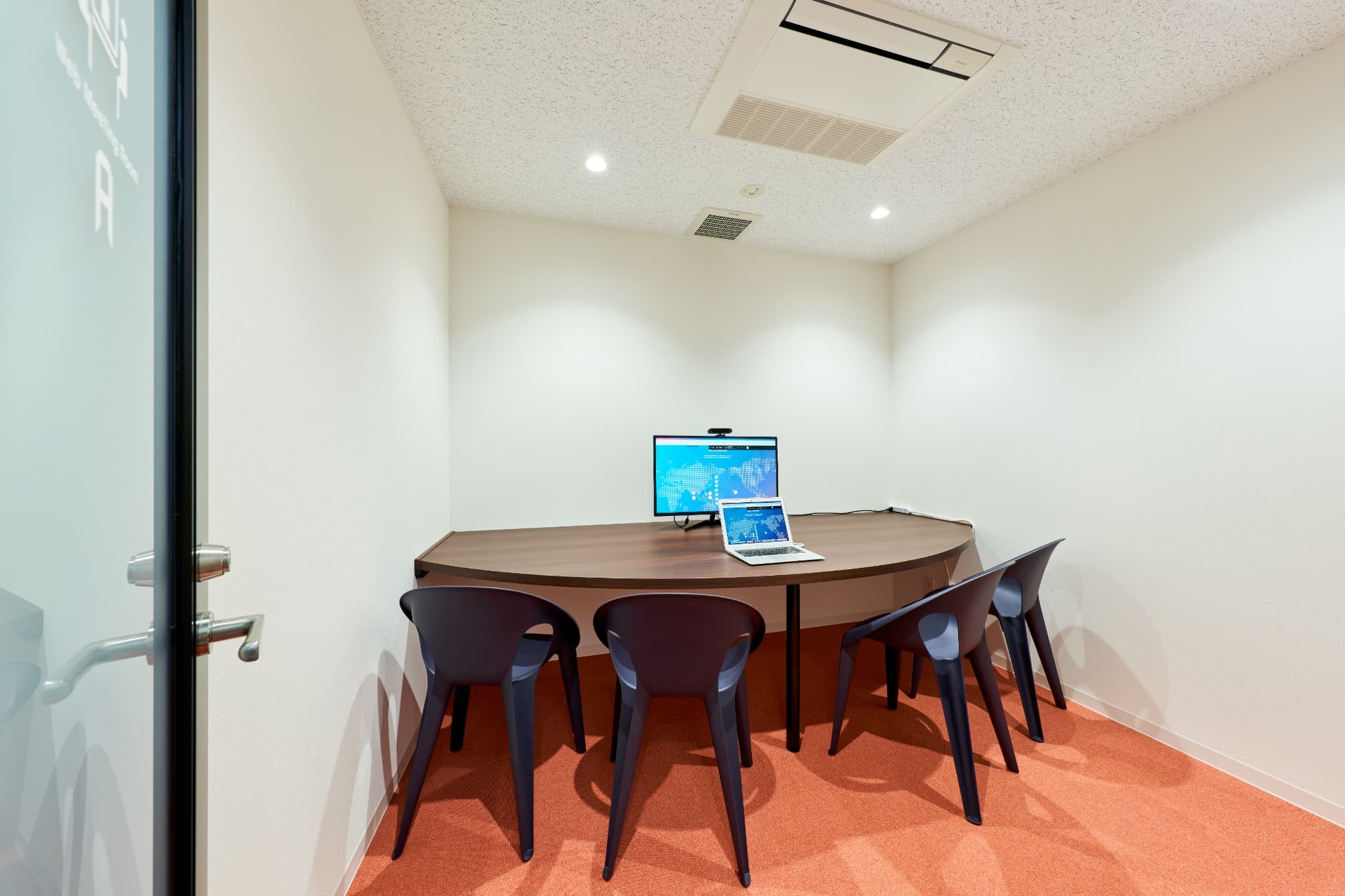 WEB会議室｜1時間330円〜モニター・高性能カメラデバイスを完備しています。オンラインミーティングはもちろん、メンバーとの1 on 1にもに最適です。