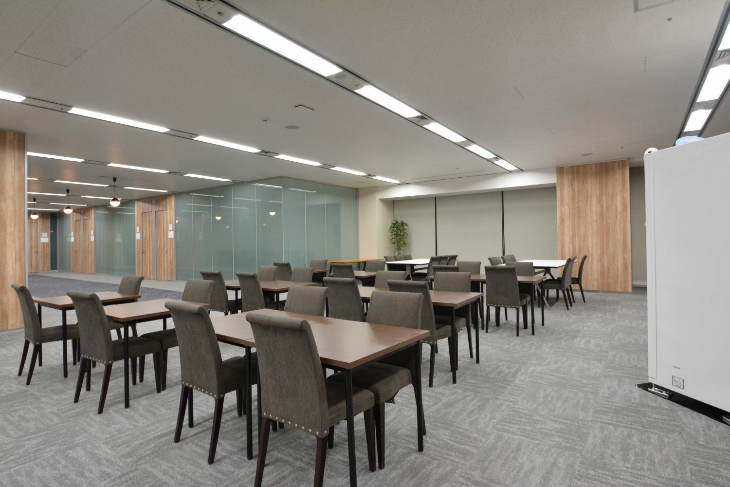 共有部_会議室。会議、面接、取材、セミナーなど様々なシーンで活用できます。