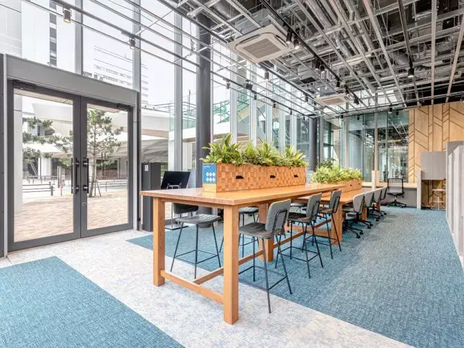 共有部_カフェブース。食事・通話・WEB会議OKの作業スペースです。※画像はイメージです。©bizcomfort