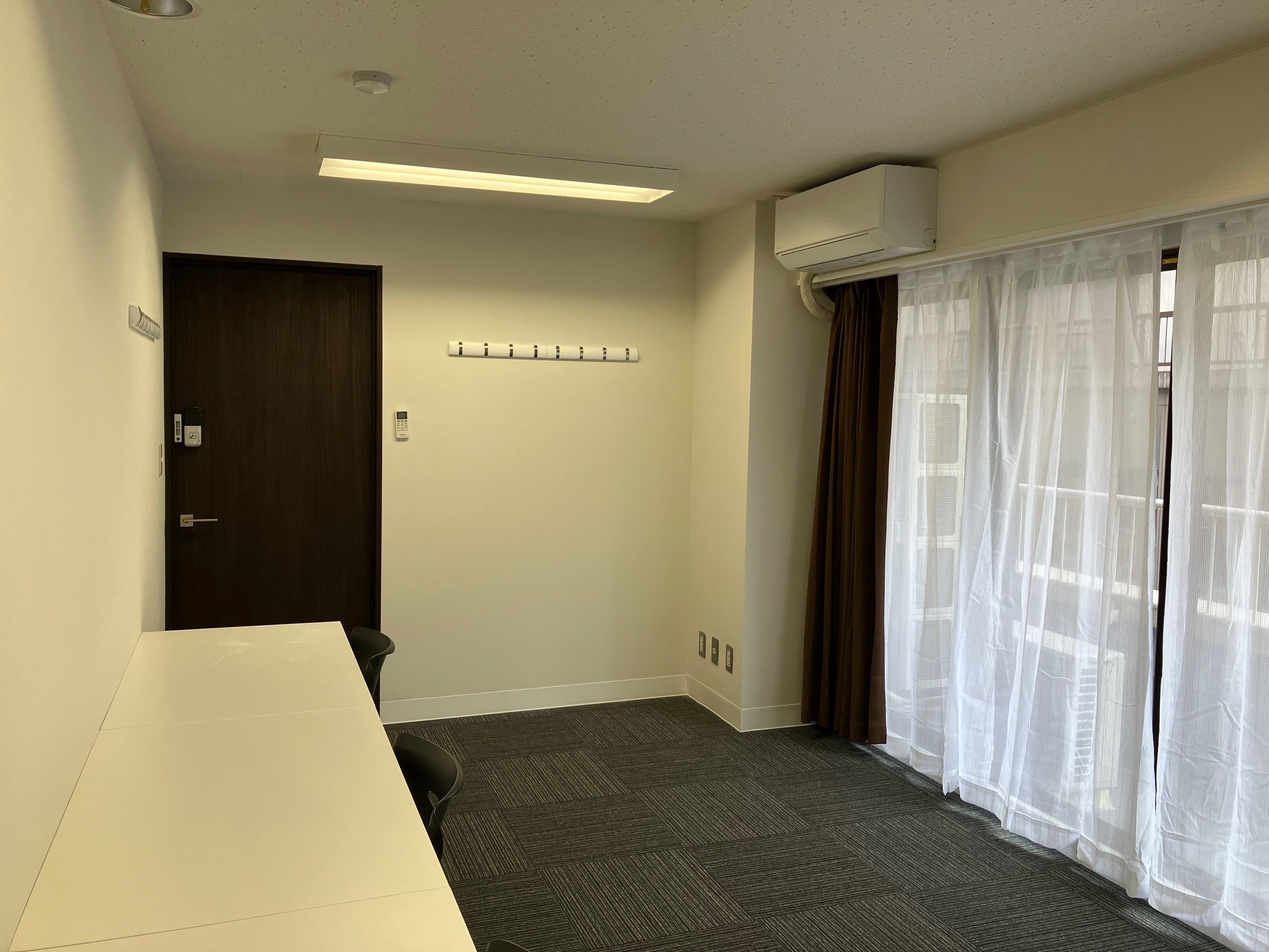 専有部_個室。自然光が入る窓ありのお部屋もあります。