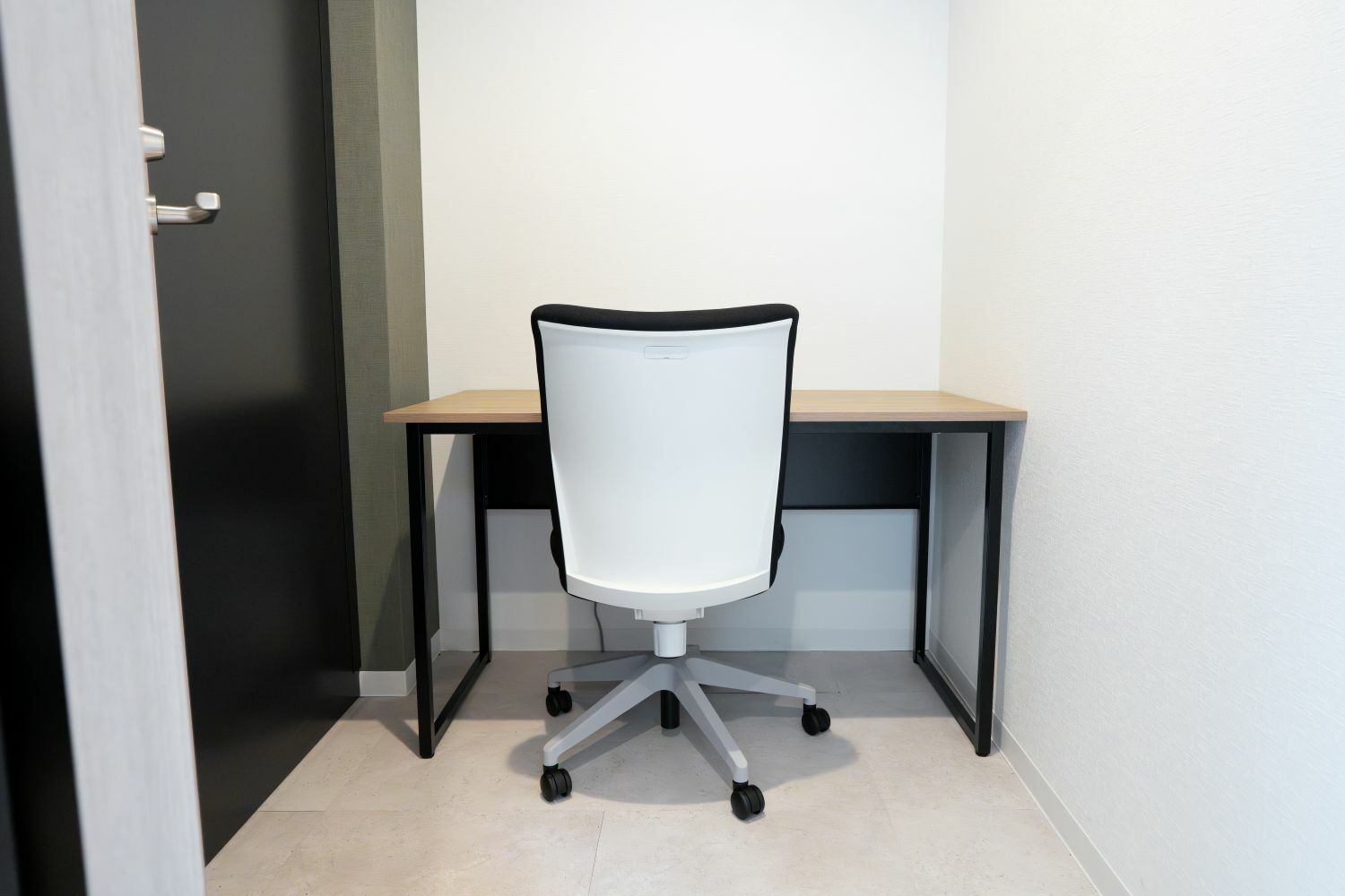 専有部_個室。家具、インターネット環境完備です。