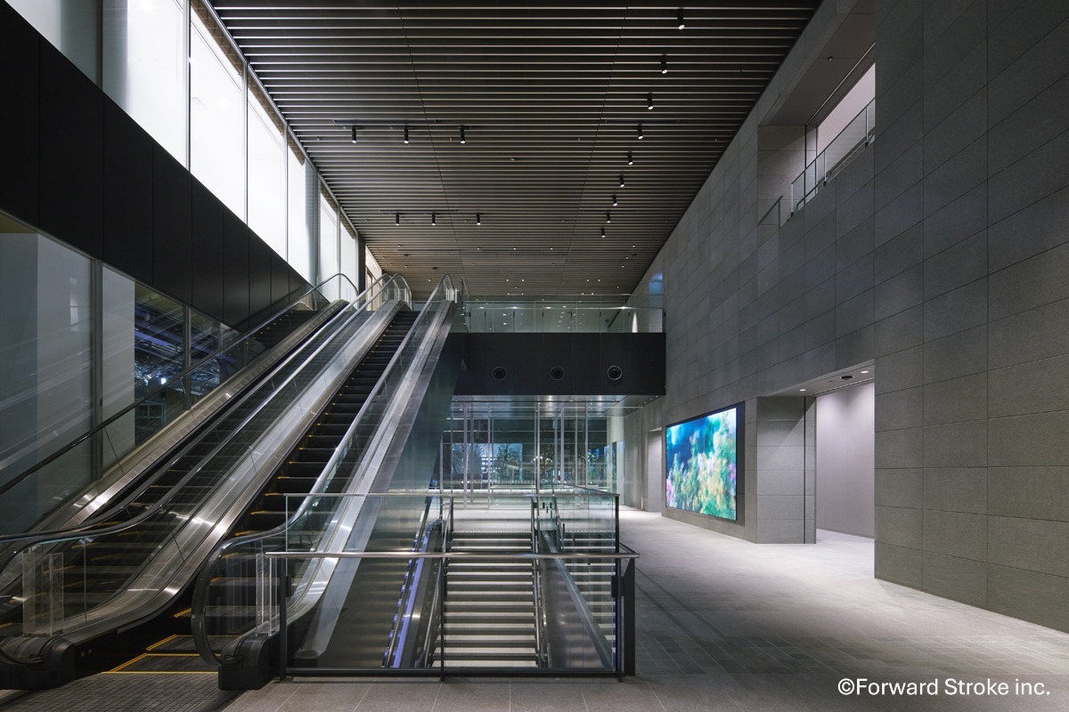 外観_建物エントランス。3駅と地下通路で直結しています。