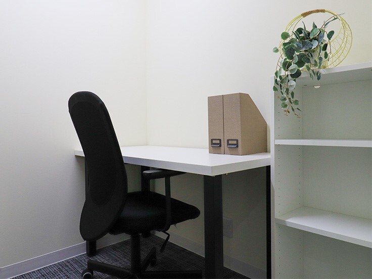 個室_デスク、椅子、棚付きで初期費用を抑えたい方に必見のオフィスです。