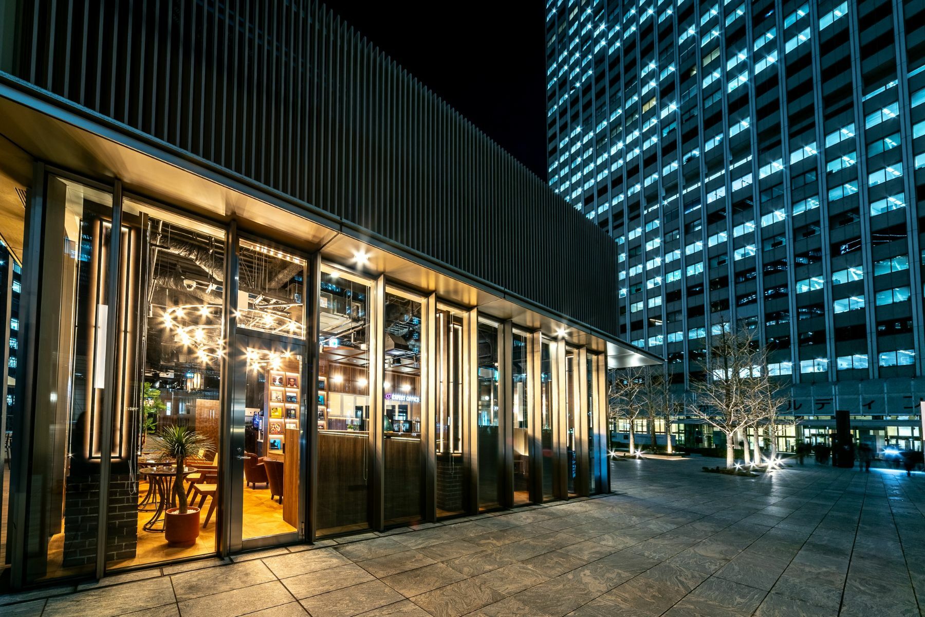 外観(夜景)。夜はムードのある本格オーディオを味わいながら落ち着いた雰囲気の中お仕事ができます。