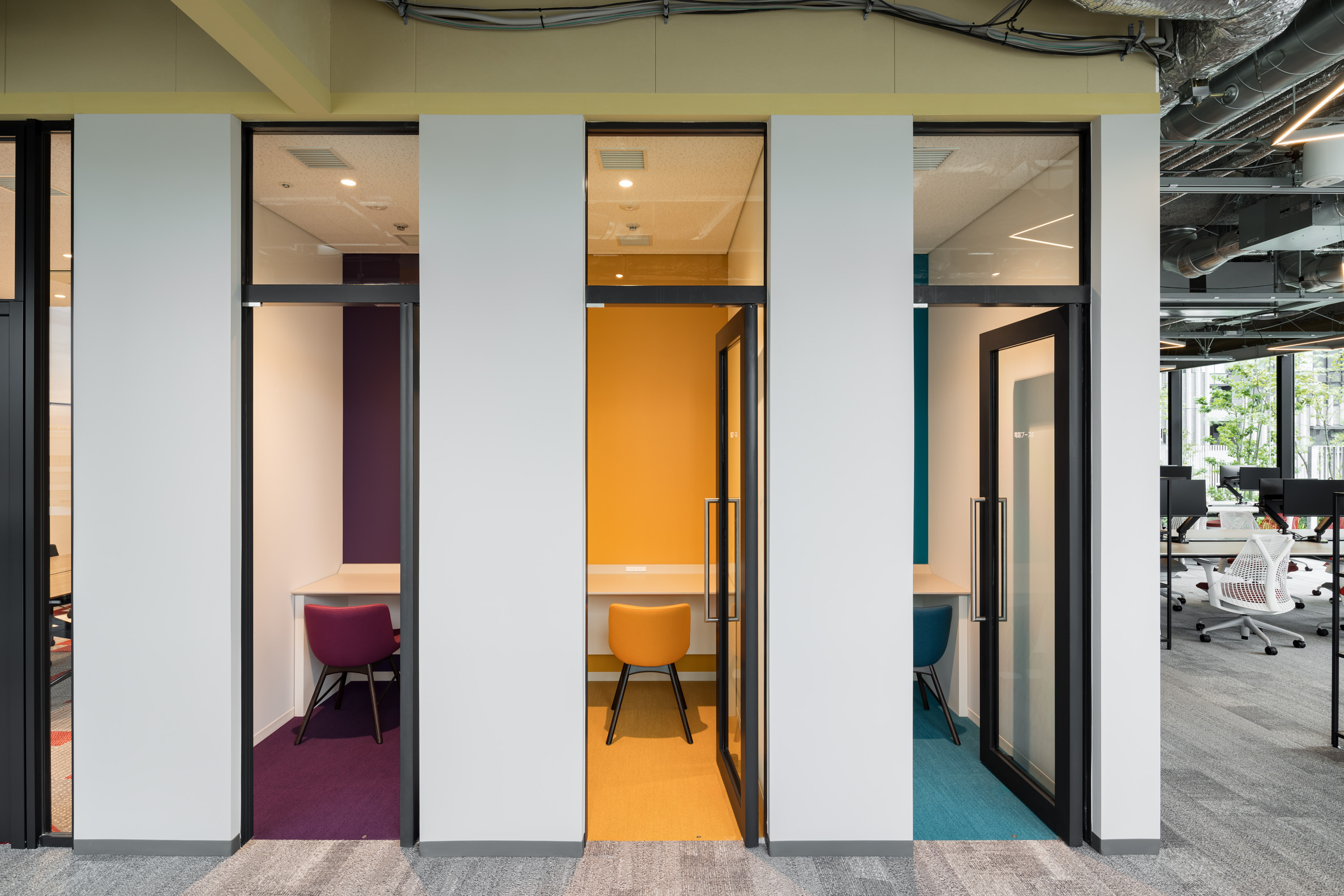 共有部_フォンブース。オンライン会議に便利なブースも完備しています。※画像はイメージです。