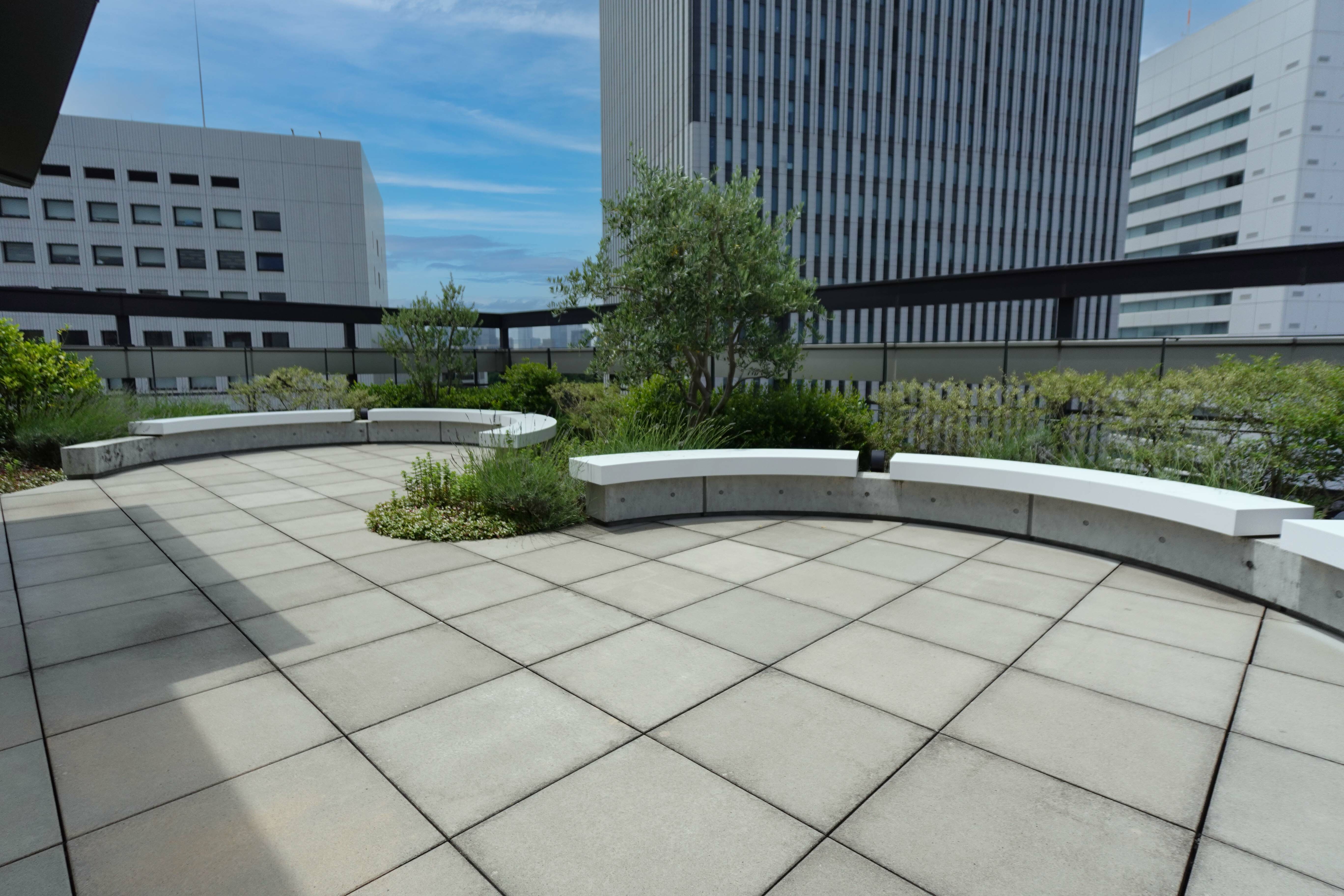 屋上スペース(喫煙所あり)も利用可能