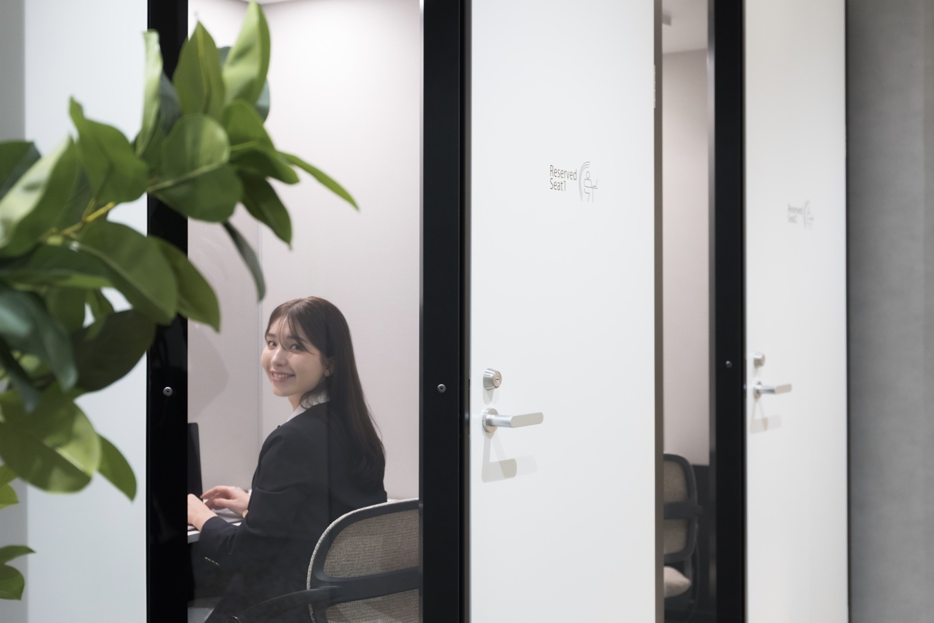 共有部_ラウンジ。WEBブースも無料でお使いいただけます。