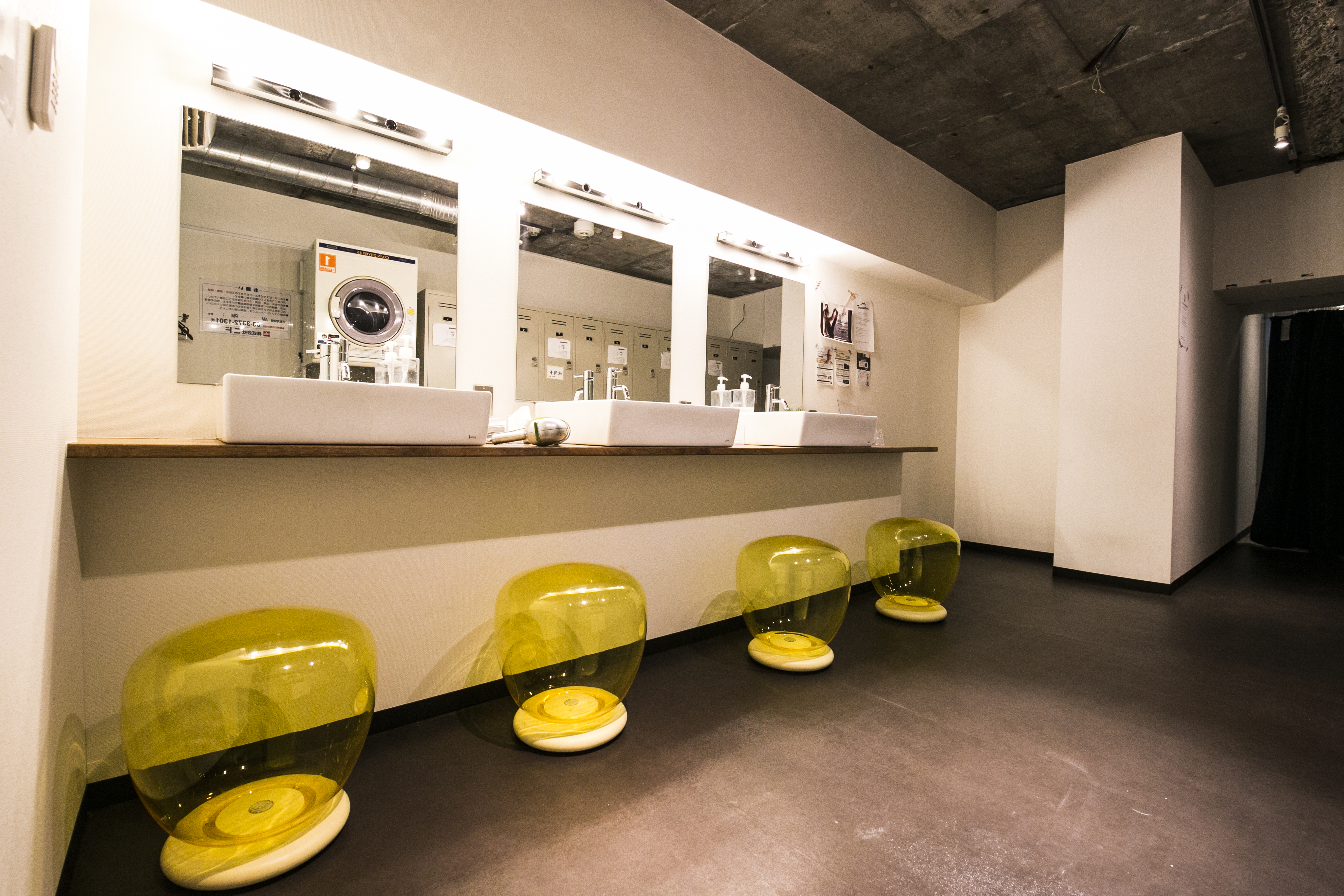 シャワールーム_自転車に乗った後、運動をした後、ちょっとリフレッシュしたい方のために有料でのシャワールームご利用サービスを提供しています。また、ロードバイク用の駐輪スペースとのセットプランもあります。