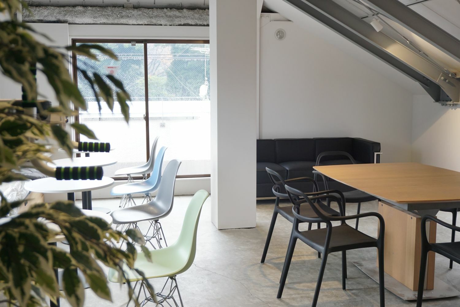 専有部_個室。大きい窓があり、明るく開放的な空間です。※写真はイメージです。