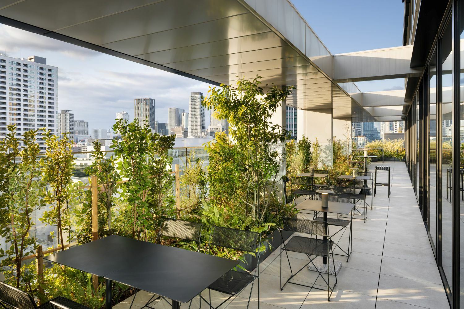 共有部_テラス。自然を感じられるテラスを完備しています。© WeWork