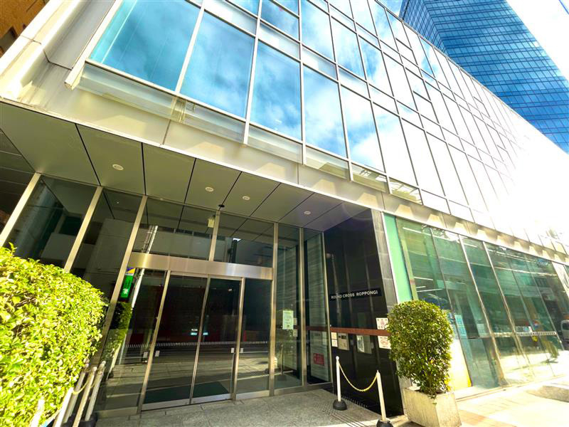 外観_六本木駅から徒歩2分に位置しています。