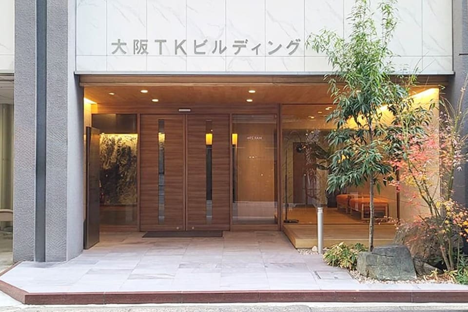 外観_入口。本町駅から徒歩6分に位置しています。