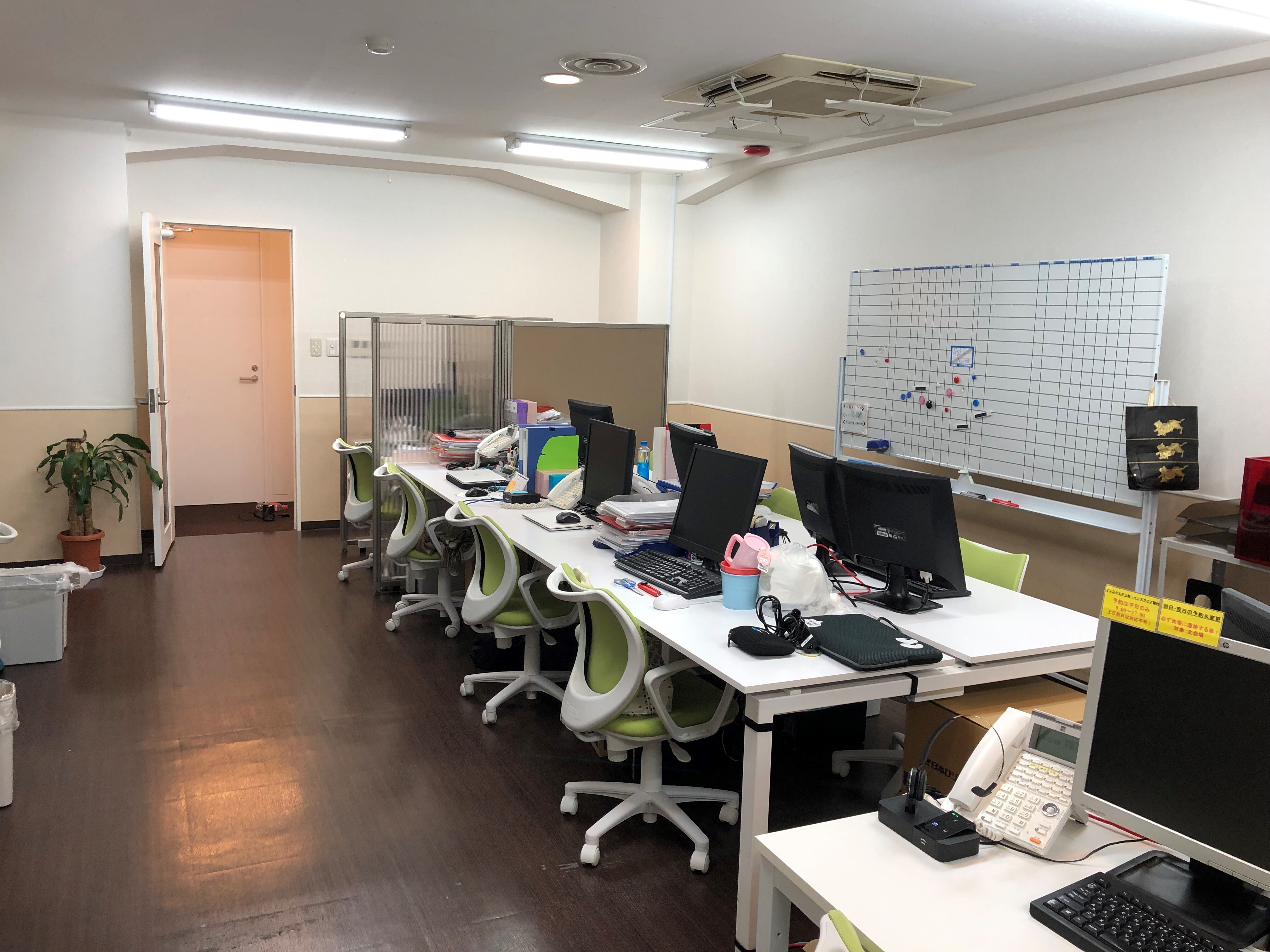 個室_オフィス。シンプルなデザインが施され、集中しやすい空間です。