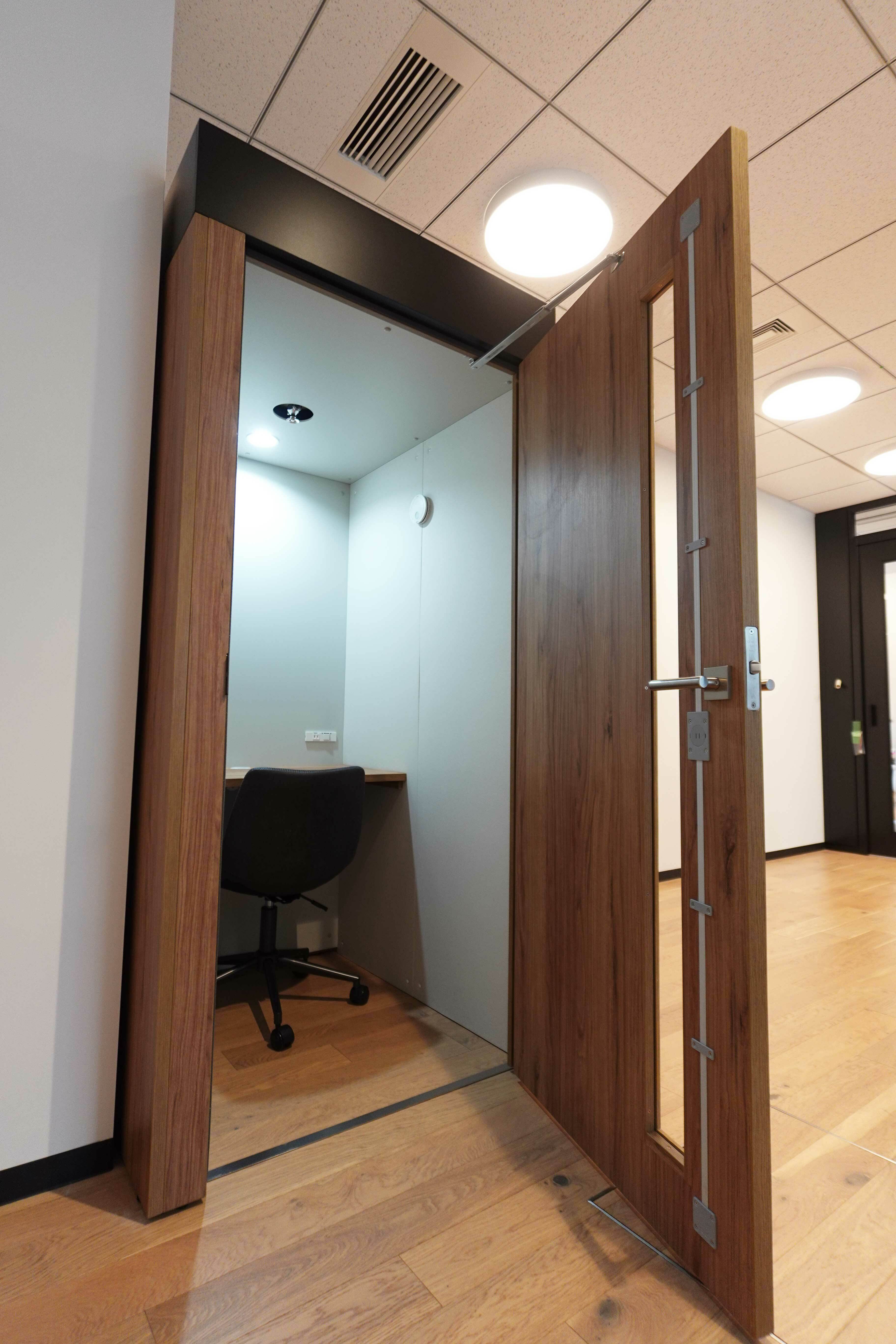 共有部_フォンブース。WEBミーティングに最適なブースもあります。