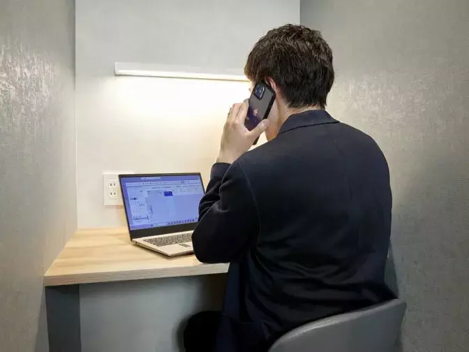 共有部_テレフォンブース。事前予約制(有料)※画像はイメージです。©bizcomfort