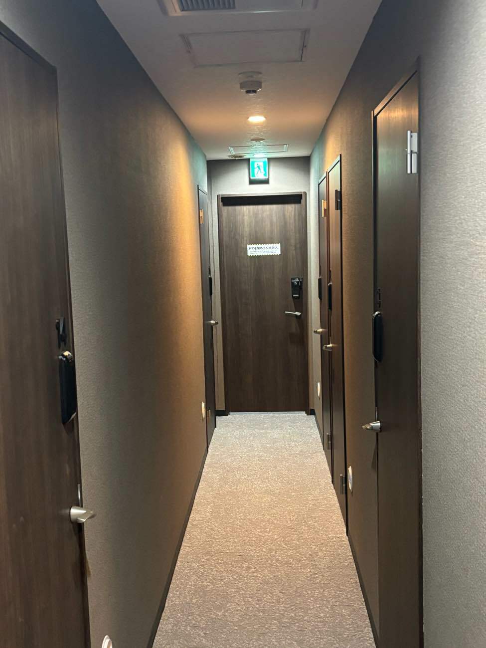 共有部_廊下。個室オフィスは施錠可能となっています。