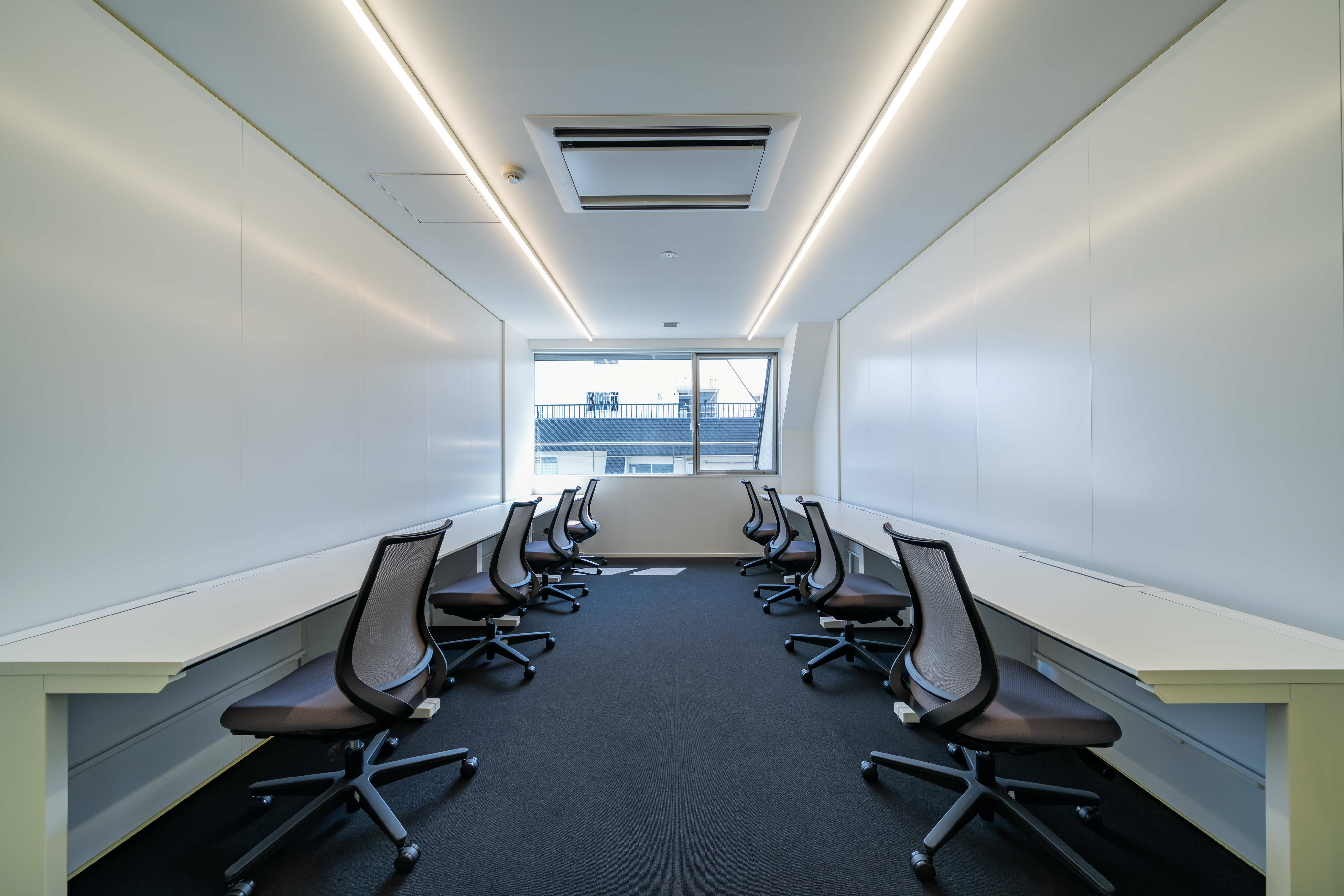 専有部_個室。家具、インターネット環境完備です。