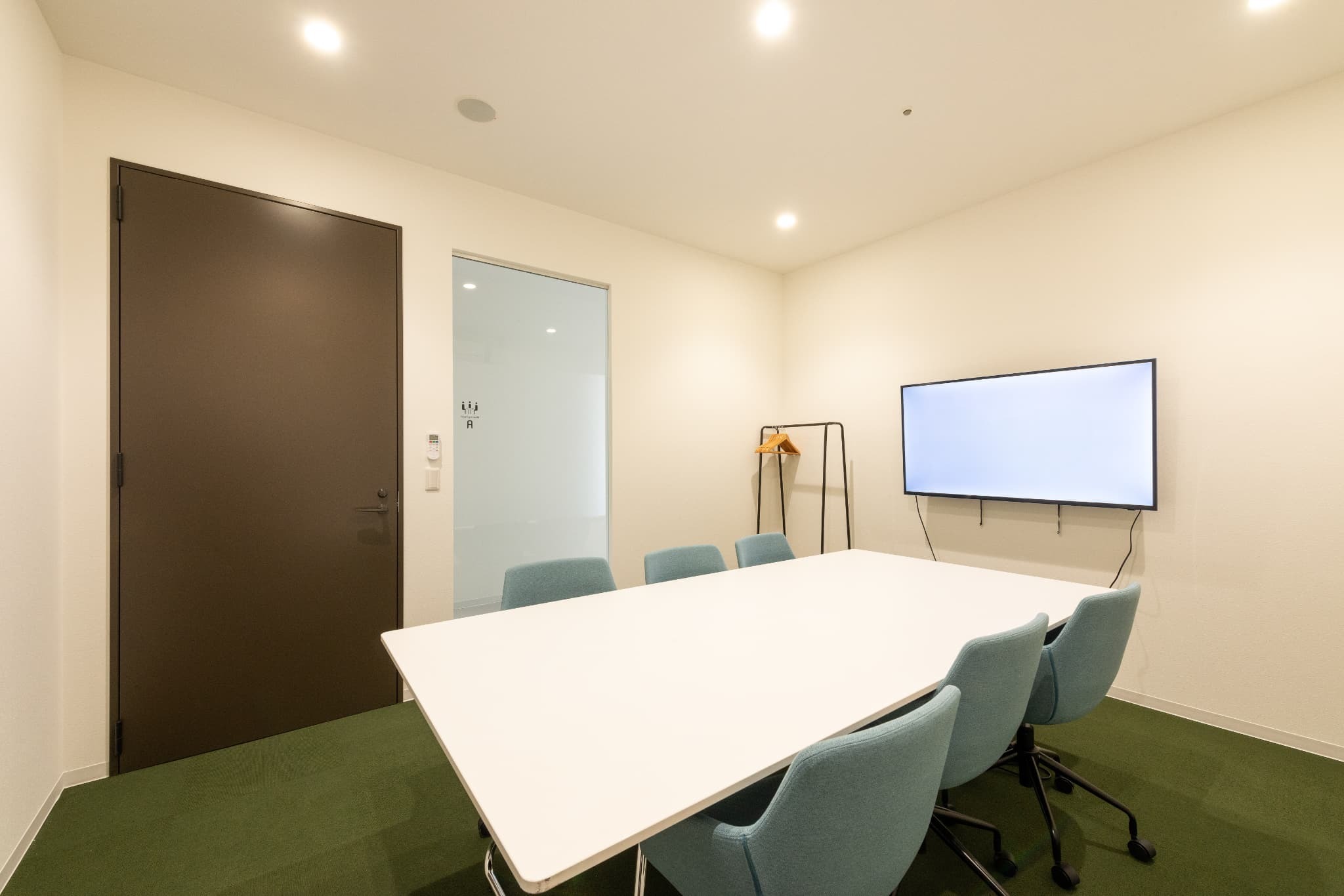 貸会議室｜1時間550円から使える会議室。モニター・ホワイトボード完備なので、WEB会議はもちろん、ゲストを招いてのプレゼンテーションにも。