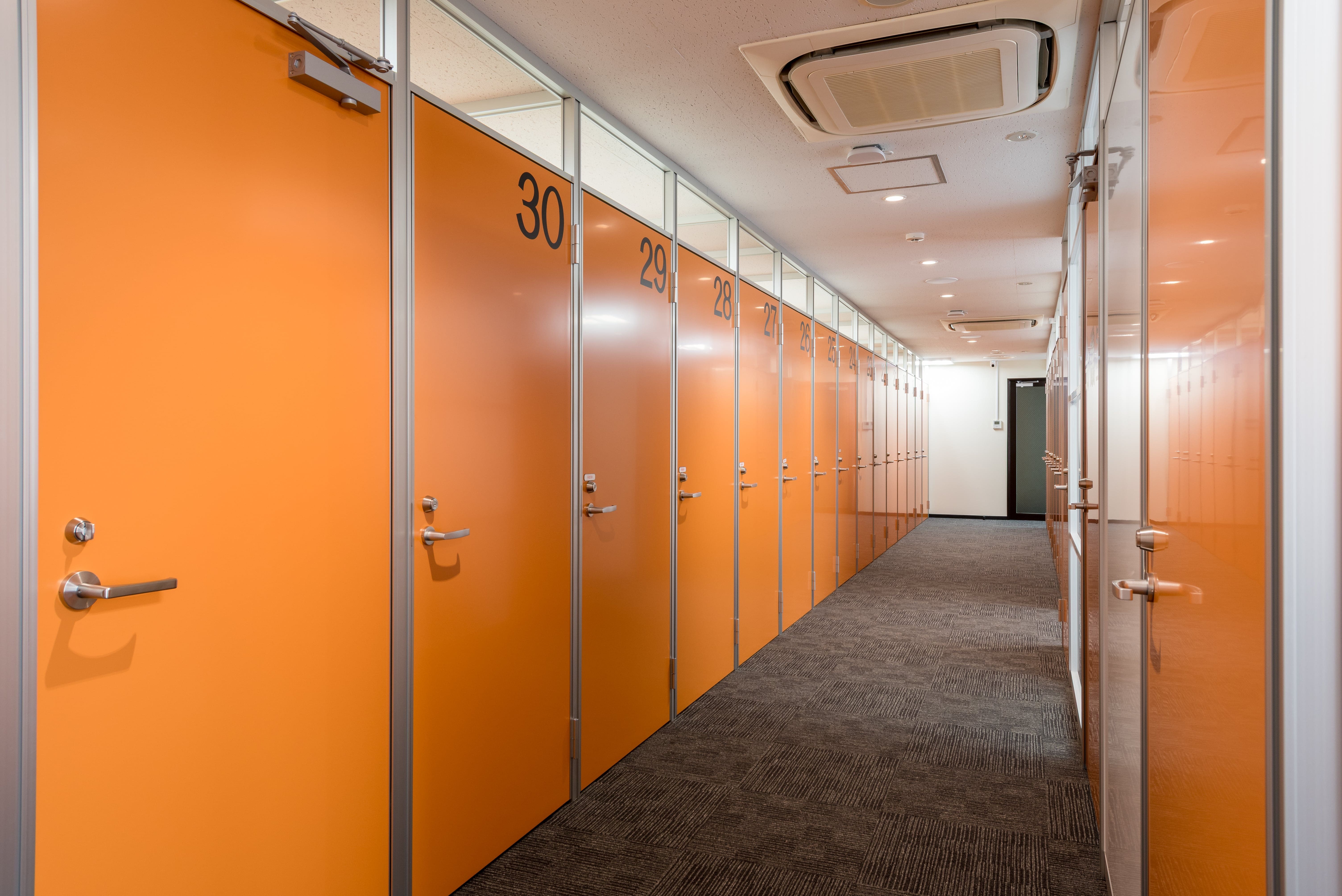 共有部_廊下。オフィスエリアでの入室はセキュリティカードで行うため、セキュリティ面でも安心です。