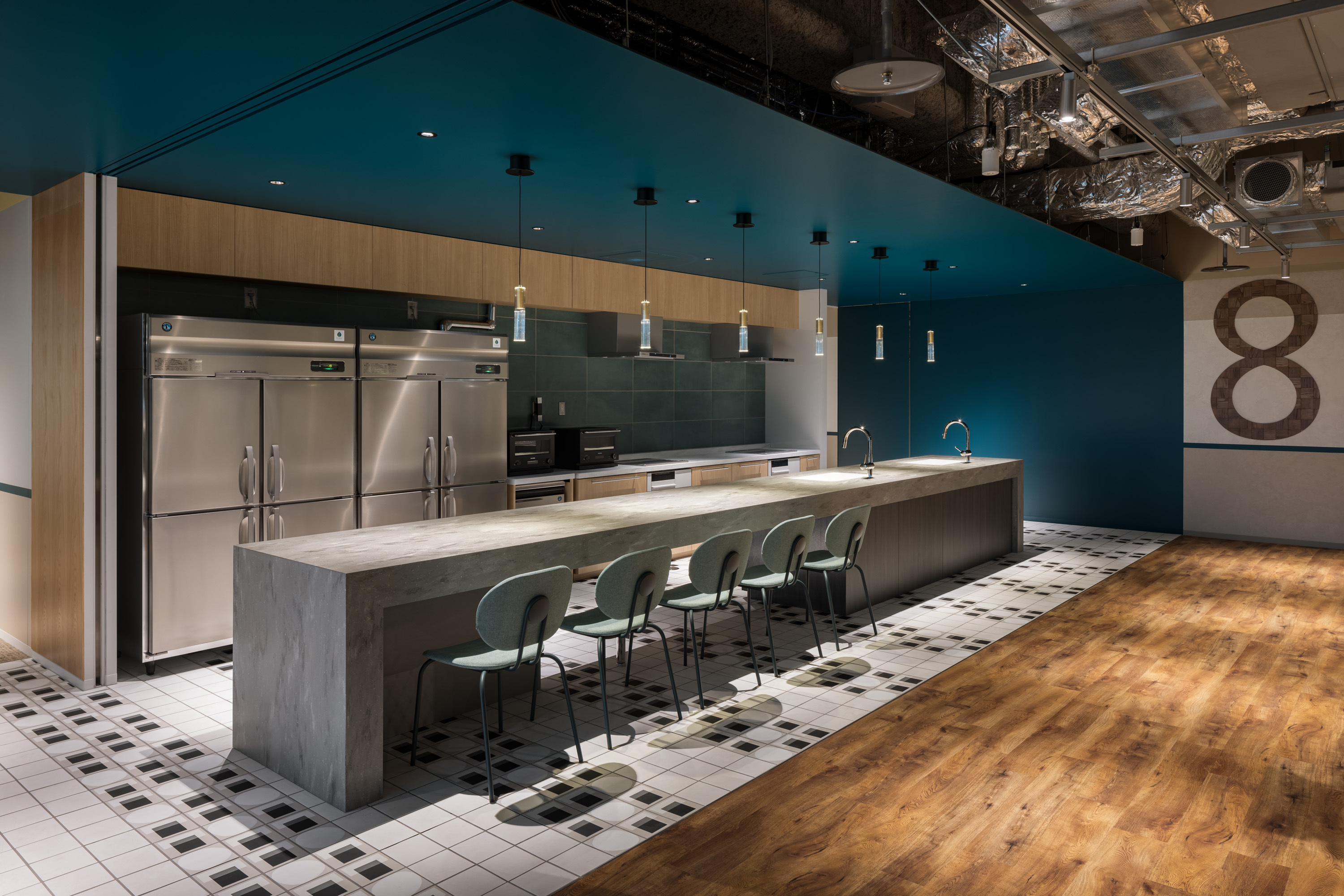 共有部_キッチン。電子レンジ、水回り、IH、ウォーターサーバーが利用可能です。※画像はイメージです。