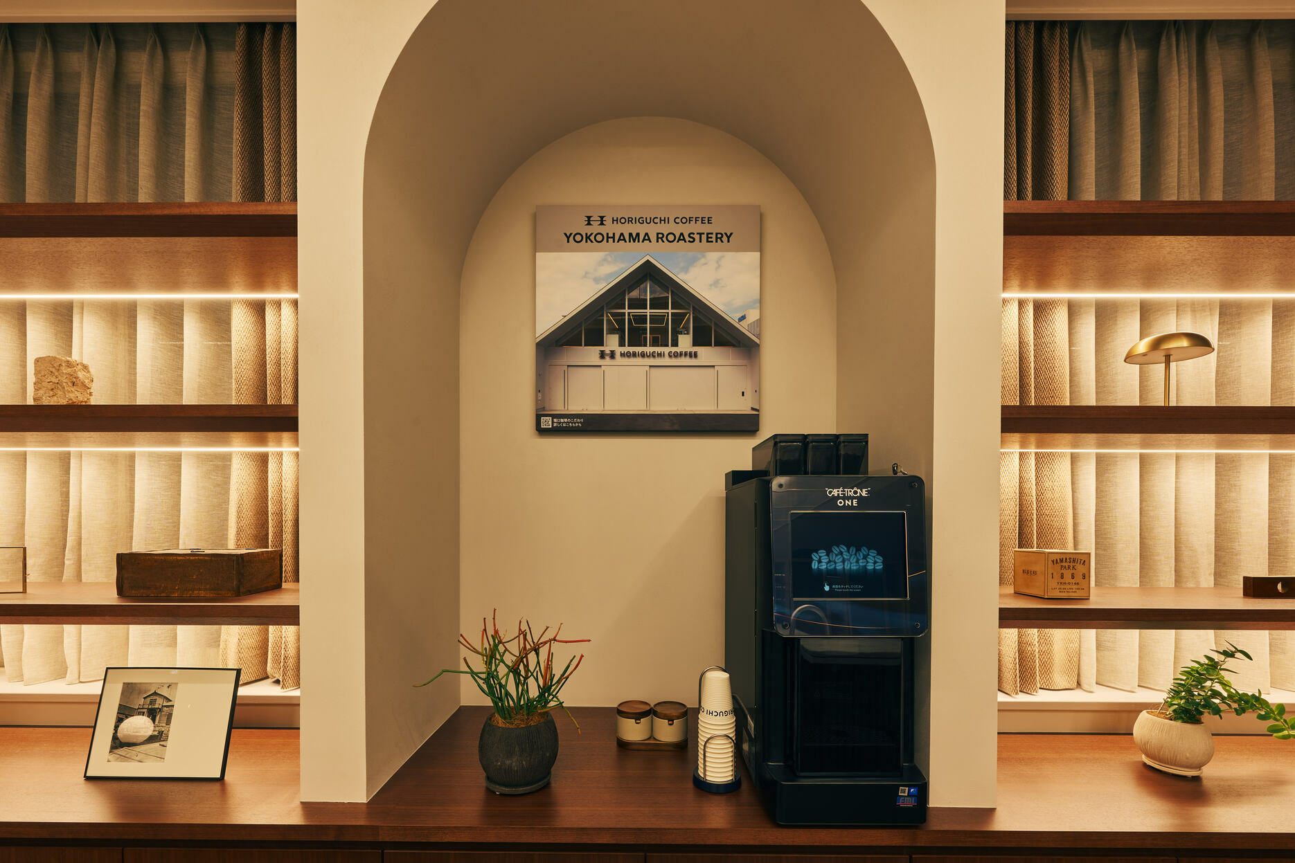その他_コーヒーメーカー(有料)。堀口珈琲がプロデュースしているコーヒー豆を使用したコーヒーを提供しています。