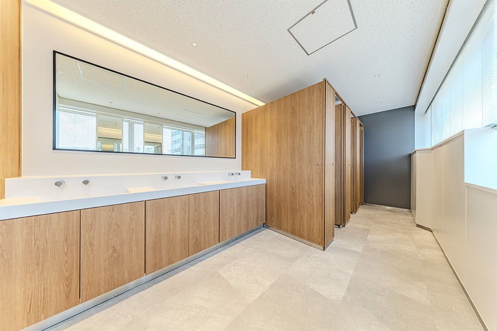 共有部_女性お手洗い。木目調の落ち着いたデザインで清潔感あふれるお手洗いです。