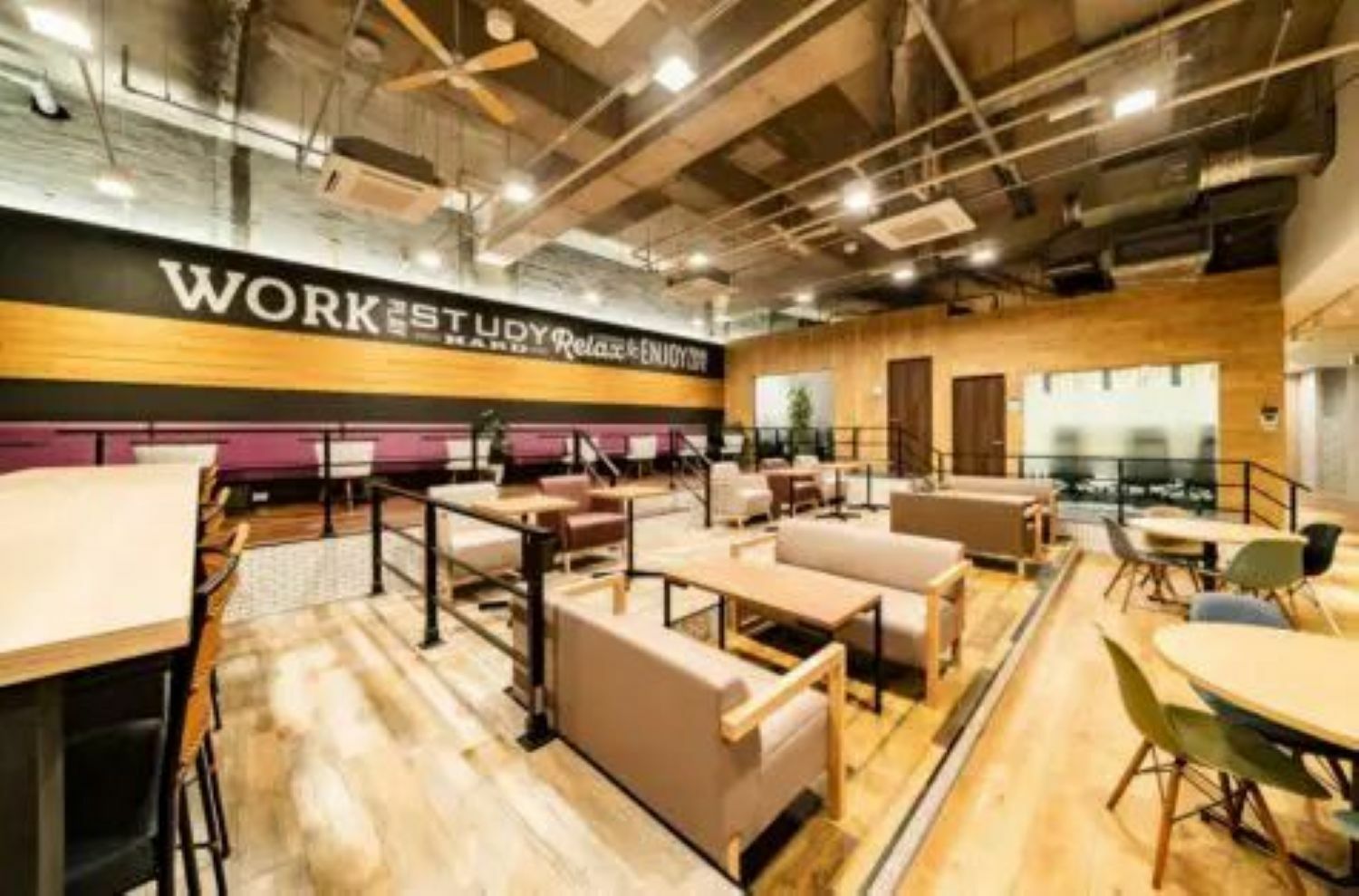 共有部_コワーキングスペース。カフェブースは食事・通話・WEB会議OKの作業スペースです。※画像はイメージです。©bizcomfort