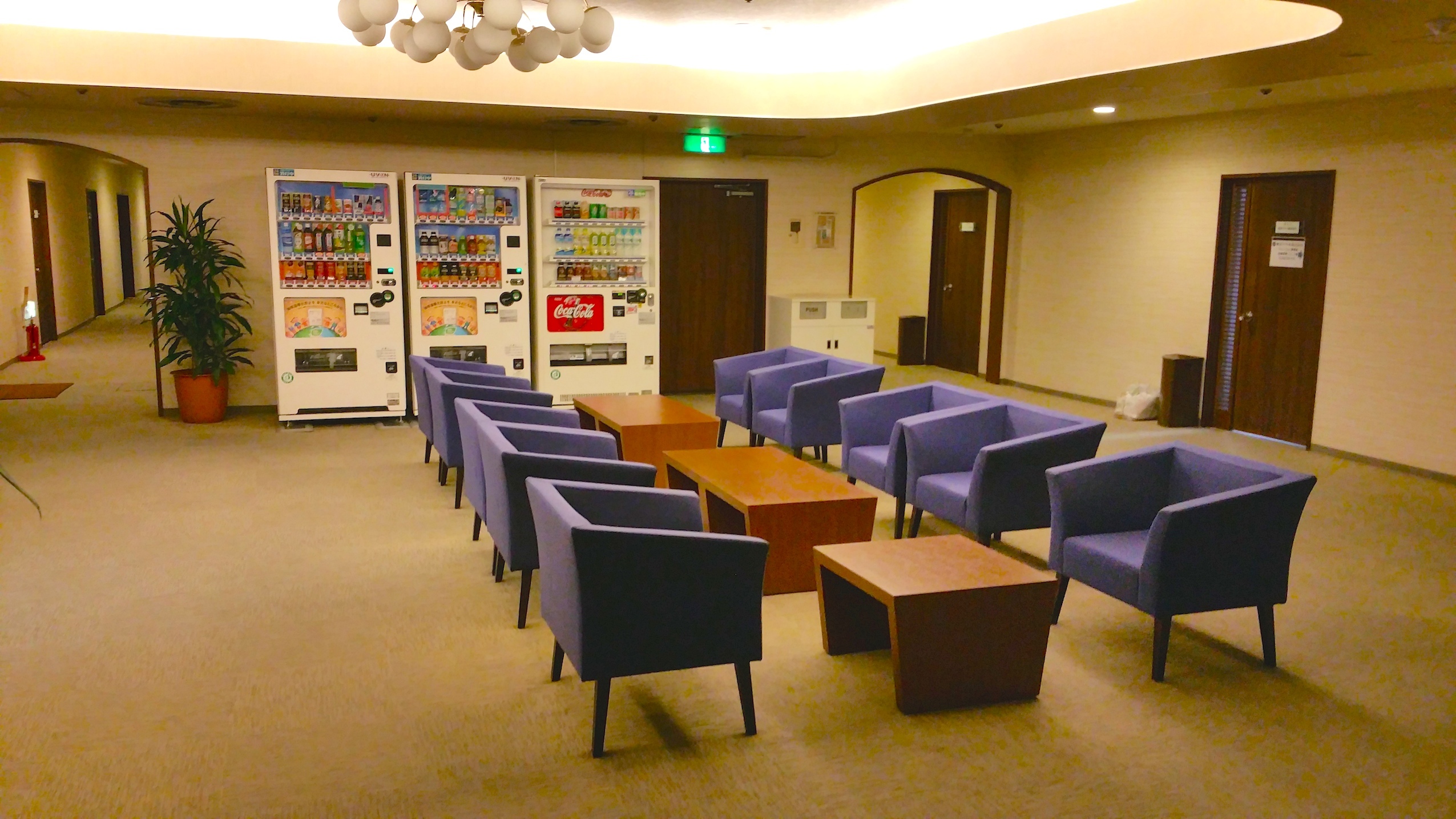 ラウンジ_のびのびとご利用いただけるラウンジの広さは260㎡！様々なタイプの席をご用意しています