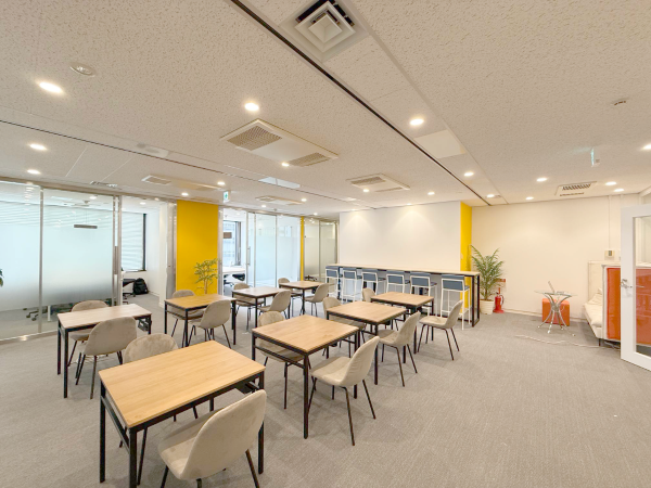 共有部_フリーデスク。自由な席で作業可能です。