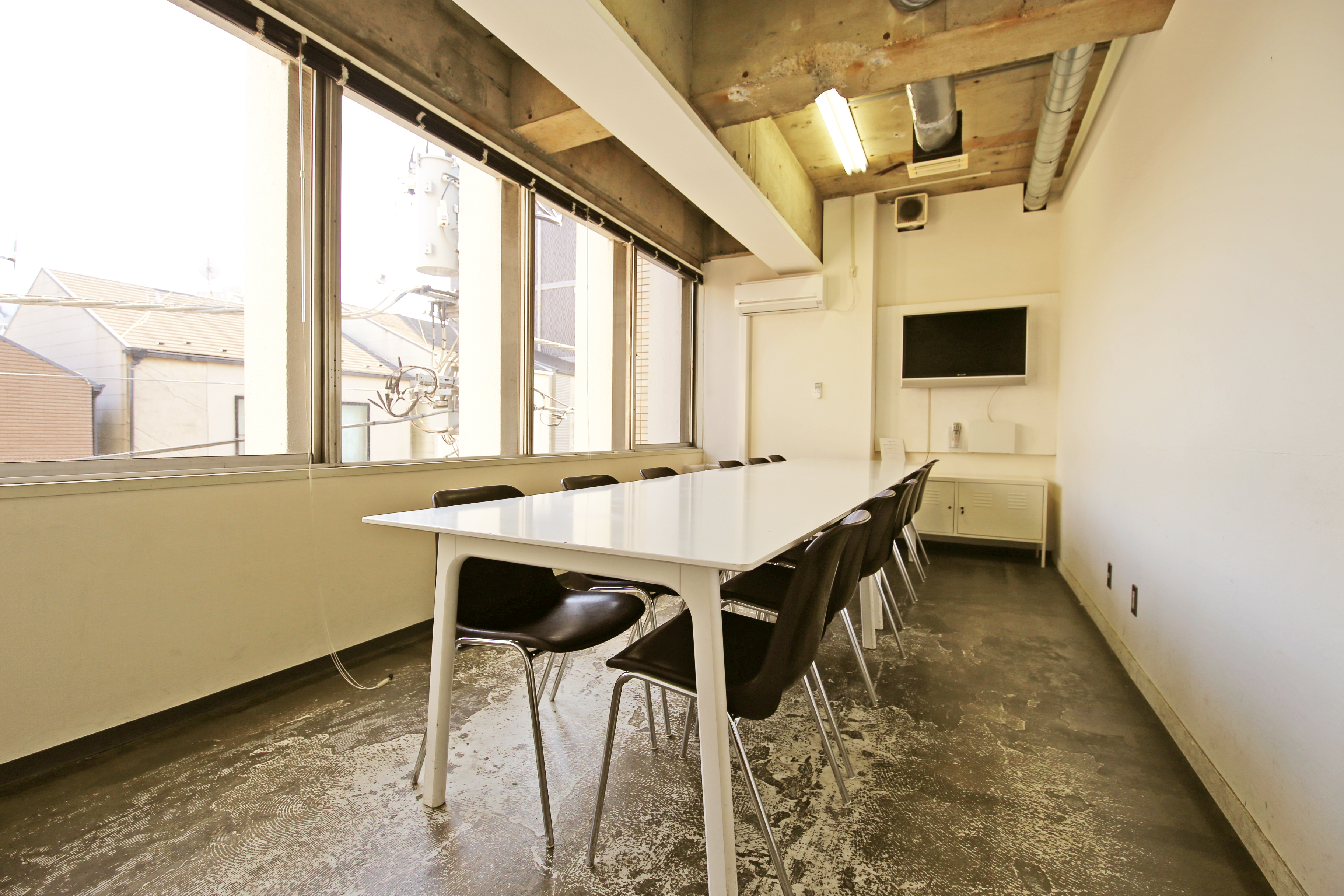 会議室_3階には会議室が3つあります。モニターやホワイトボードが用意されているため、効率的に会議を進めることができます。