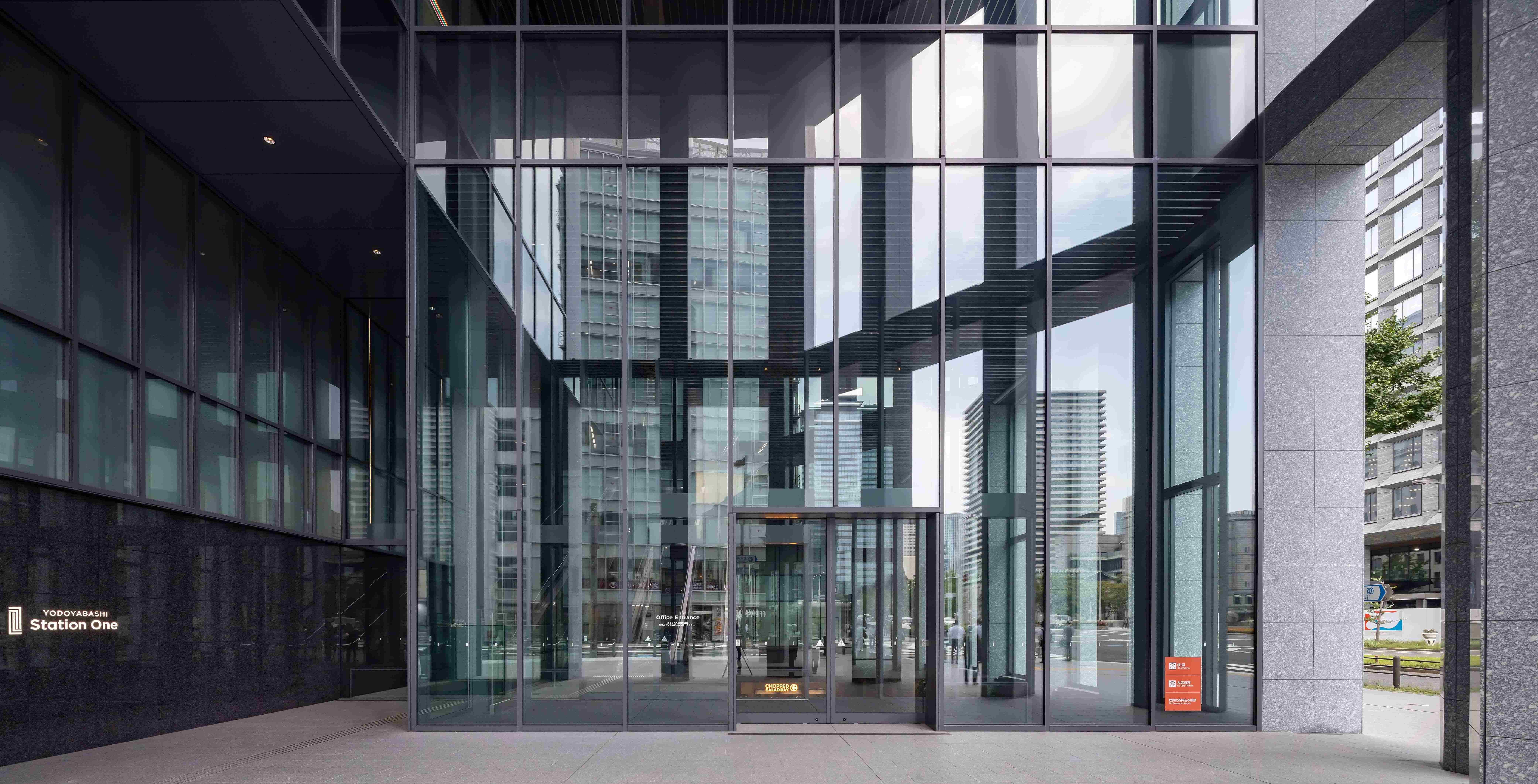外観_ガラス張りの視認性の高い建物です。