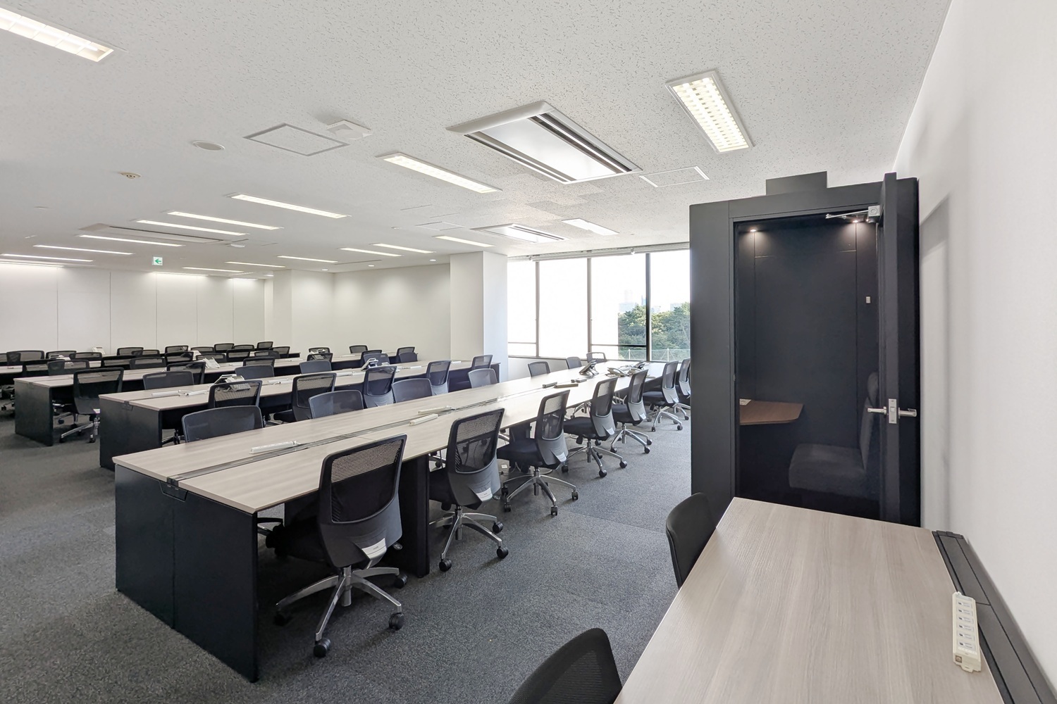個室_57名部屋。テレブース2台付き、窓のある執務室です。