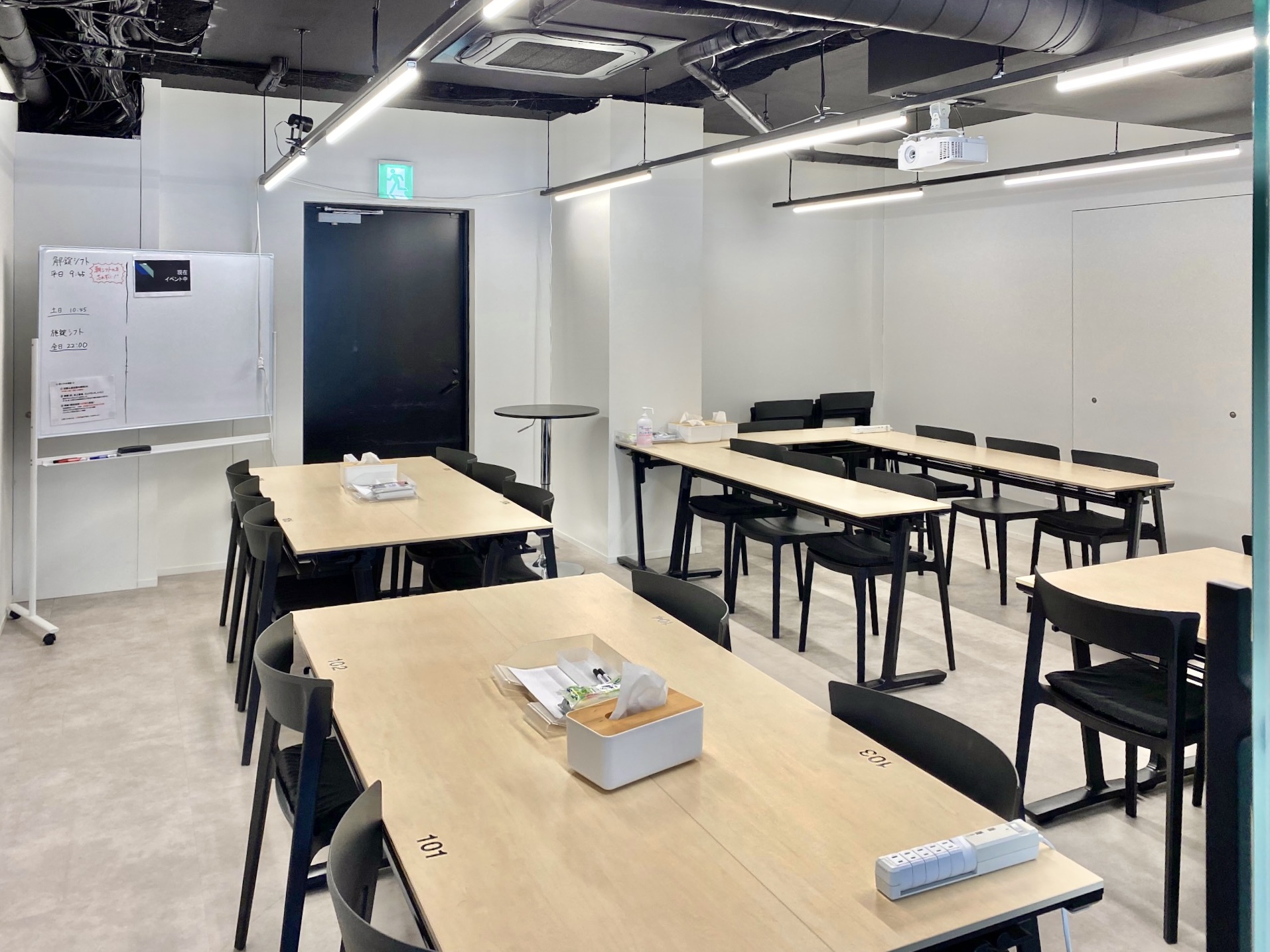 セミナールーム（32席）｜大人数での社内会議や研修に便利なお部屋。チーム・部門別にオフィスを分ける場合にも活用できます。