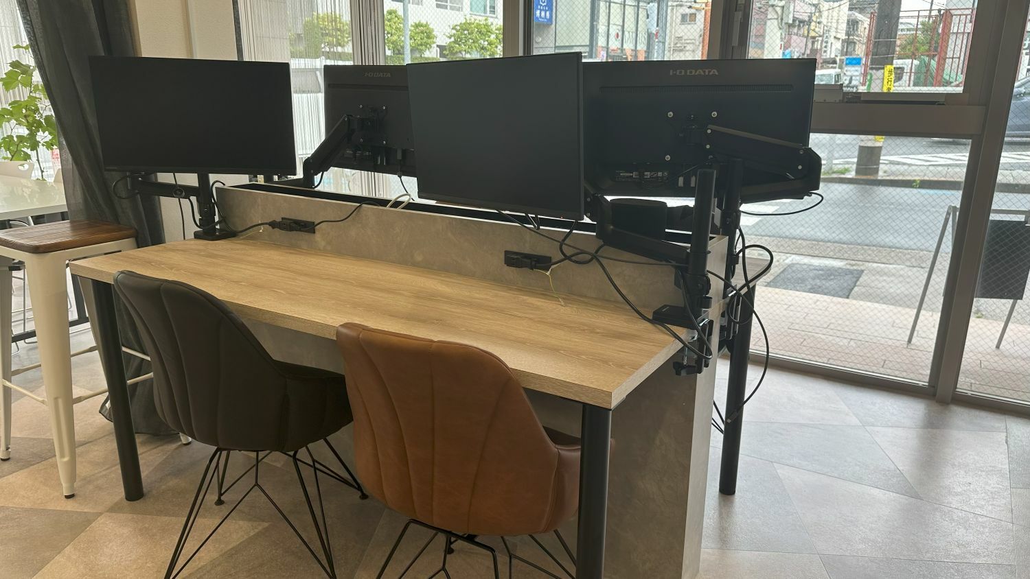 共有部_コワーキングスペース。無料Wi-Fiが設置されています。