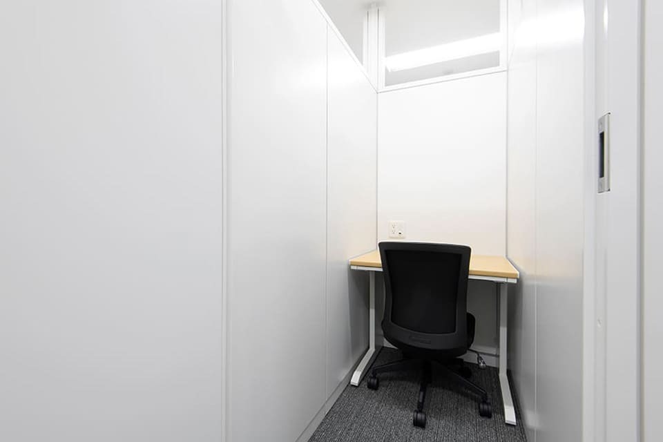 専有部_個室。家具付き、インターネット環境完備しています。