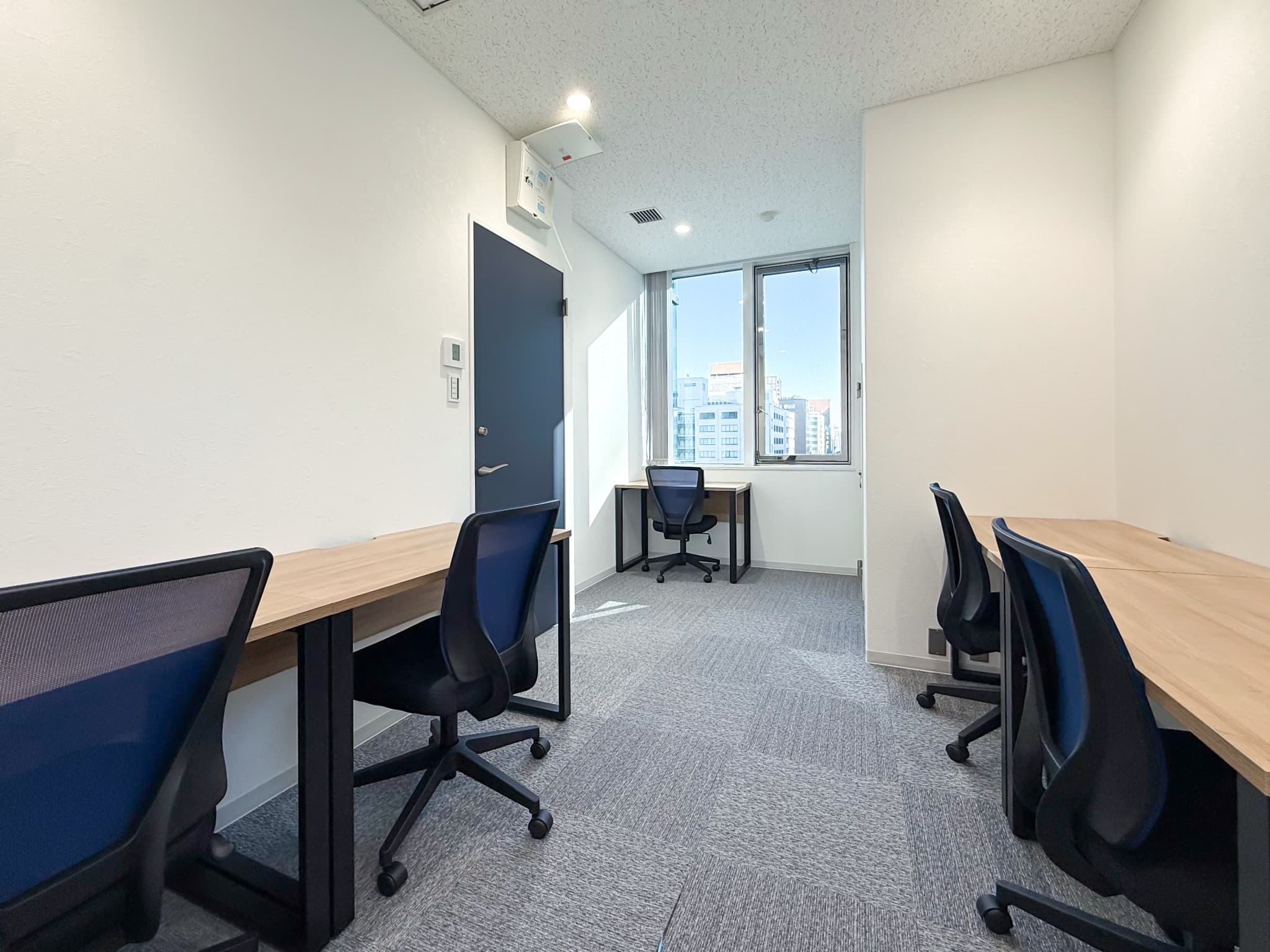 プライベートオフィス｜5名用の完全個室・家具付きオフィス。初期費用を抑えつつ、専有部を手軽に持つことができます。