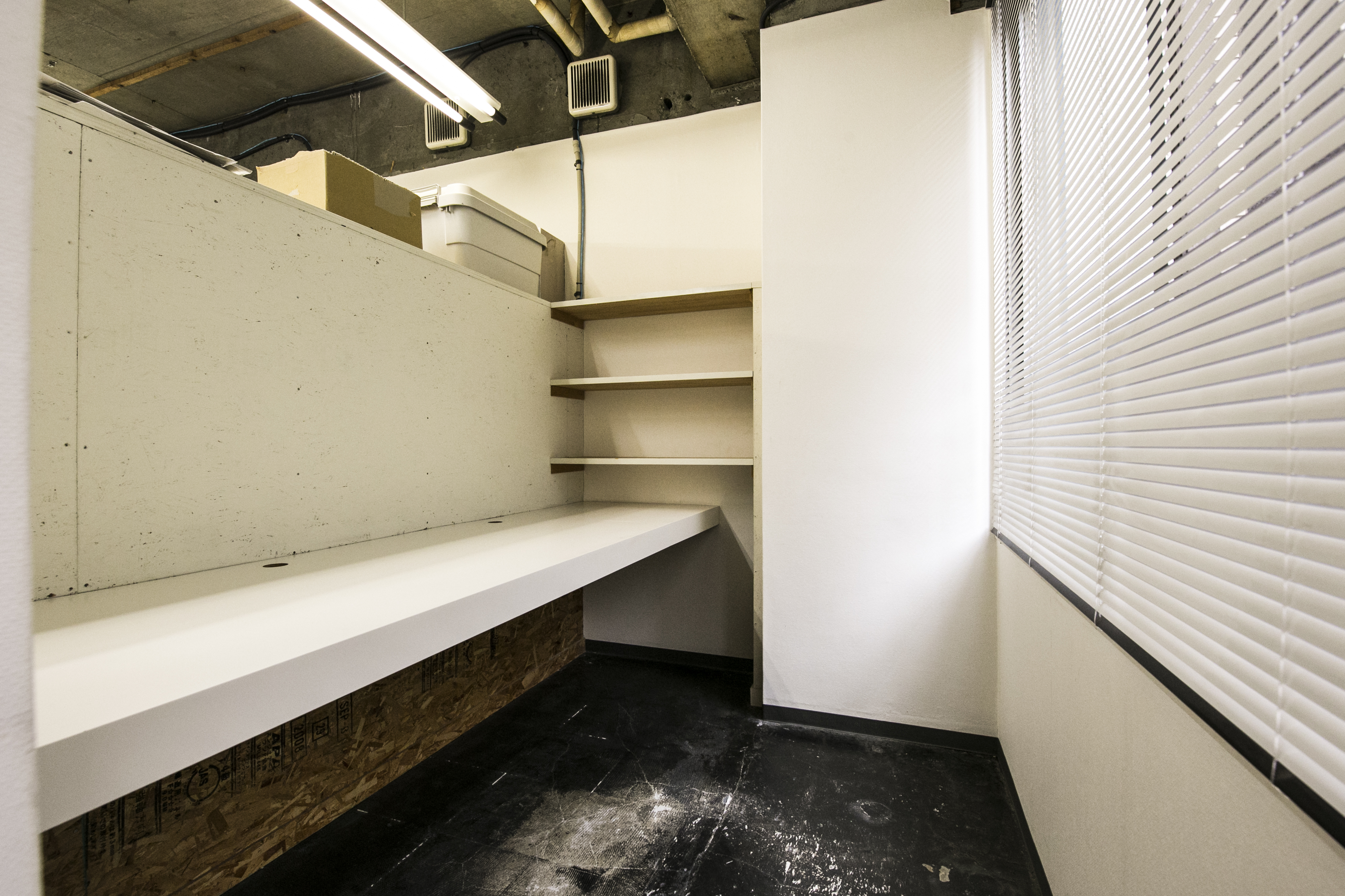 専用デスク_1名様用の専用デスクを様々な広さでご用意しています。用途やご予算に合わせてご利用下さい。