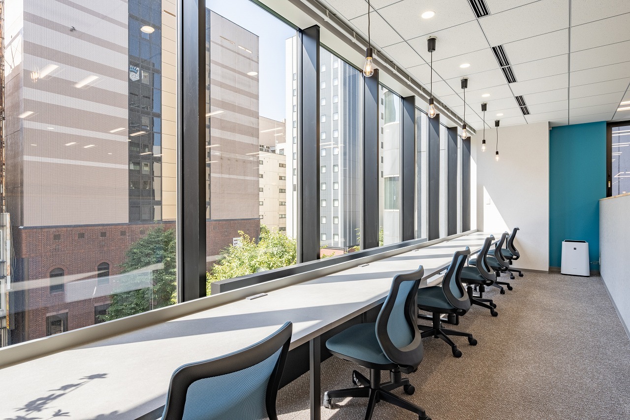 コワーキングスペース①静かに集中して過ごしたい方におすすめです。©bizcomfort