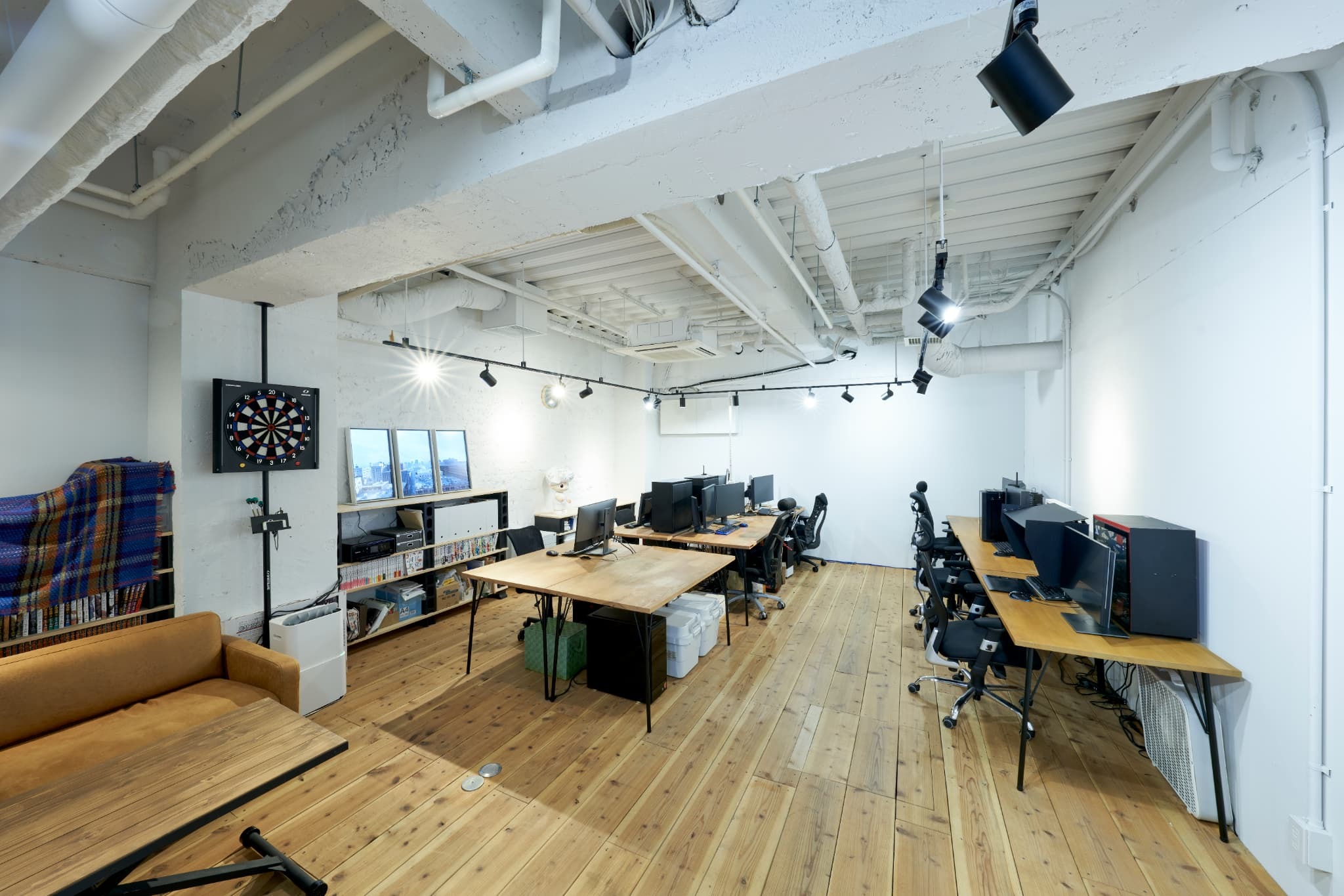 プライベートオフィス｜内装済・完全個室・24h利用。家具付きの区画もございます。3〜20名以上にも対応する、大小さまざまなサイズをご用意しております。