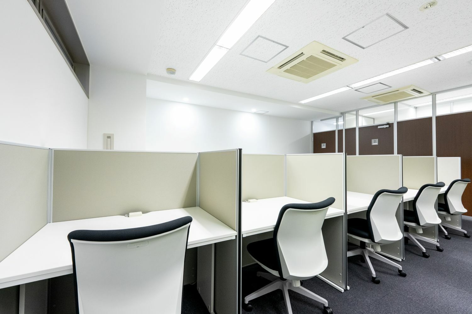 共有部_フリーデスク。自由な席で作業可能です。