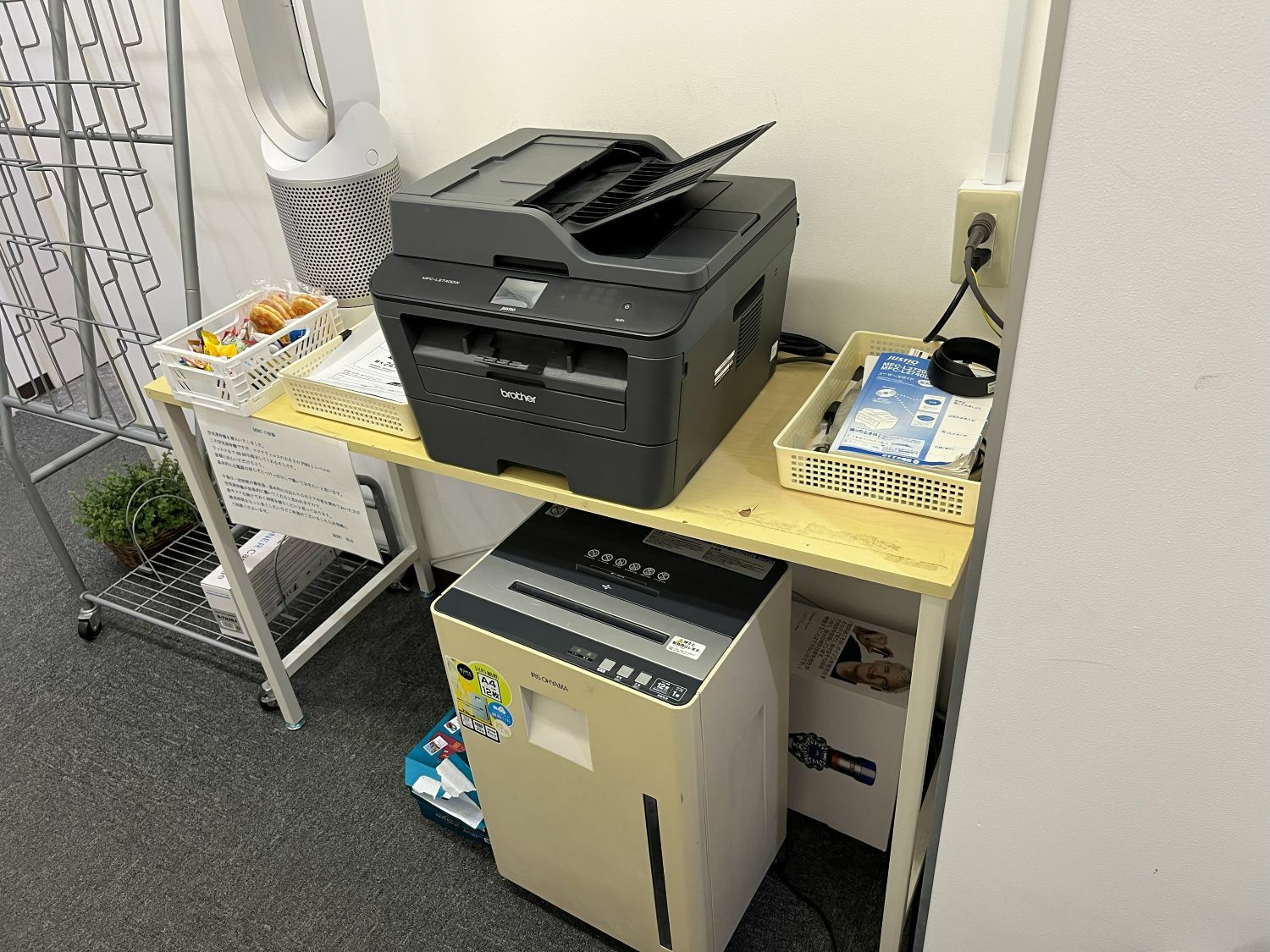 その他_複合機。1日20枚(白黒)まで無料で利用できます。