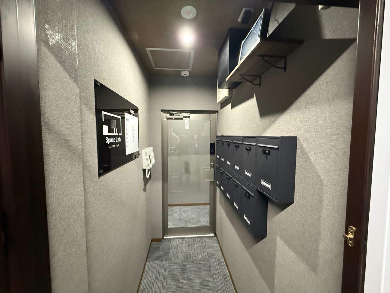 外観_オフィス入口。専用ポストが設置されています。