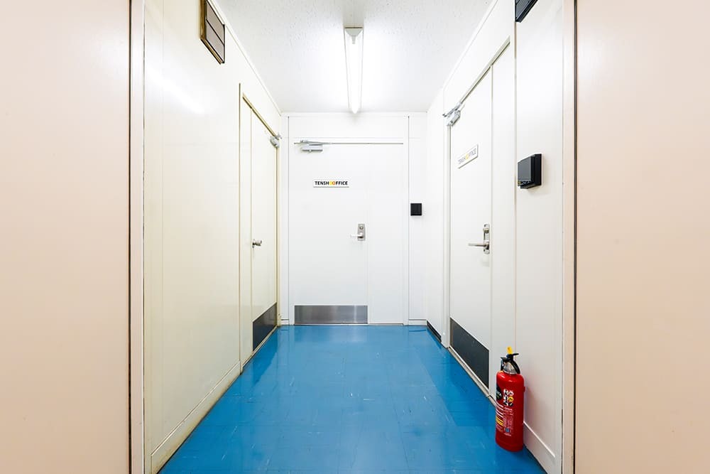 共有部_5階エントランス。セキュリティドア完備で安心です。