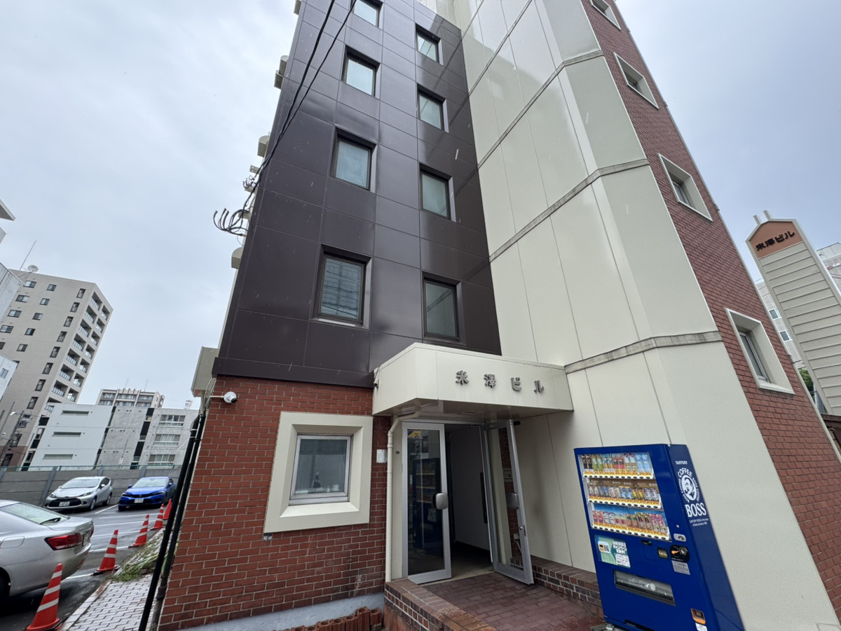 外観_バスセンター前駅から徒歩2分に位置しています。