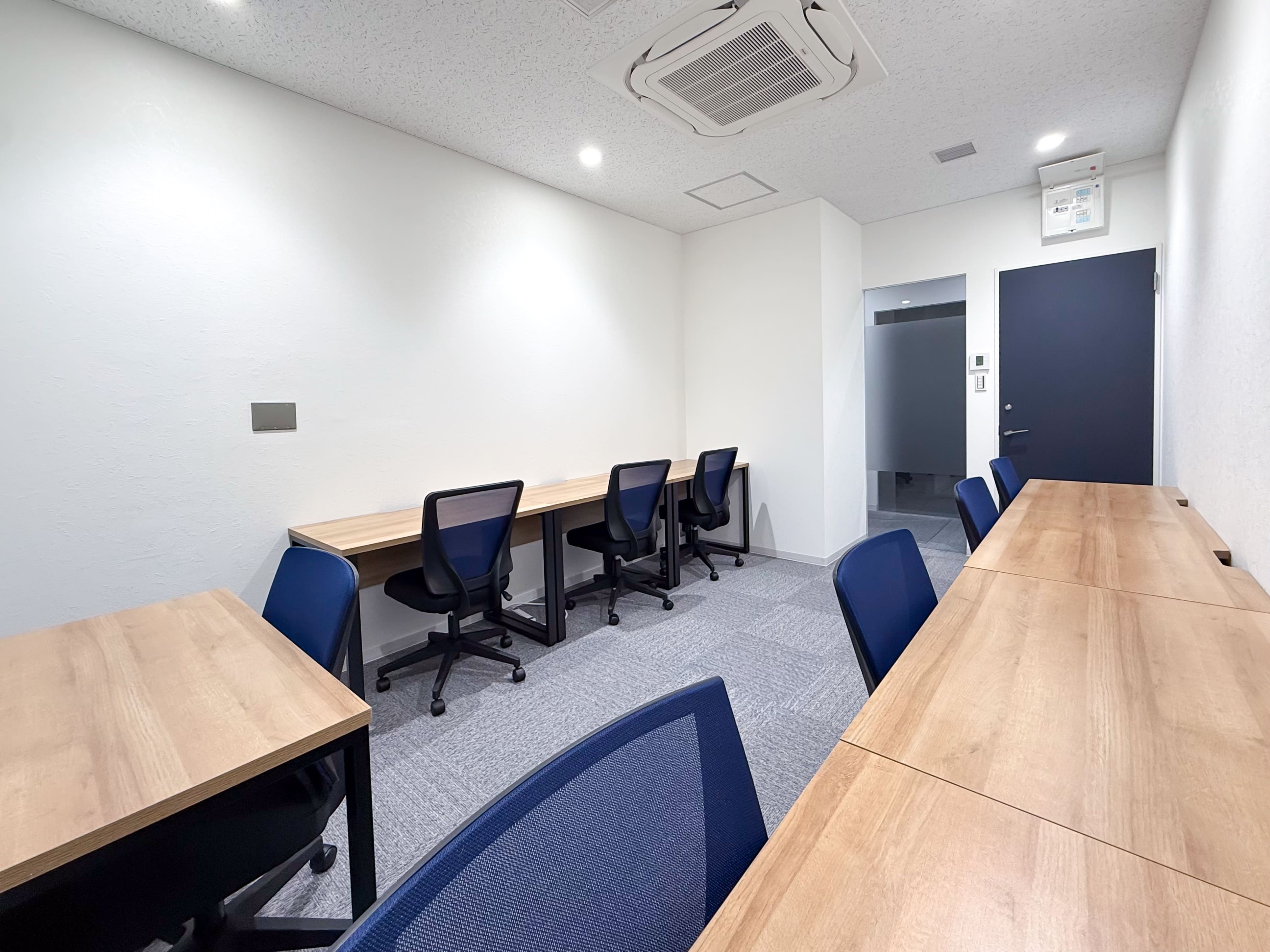 プライベートオフィス｜6名用の完全個室・家具付きオフィス。初期費用を抑えつつ、専有部を手軽に持つことができます。