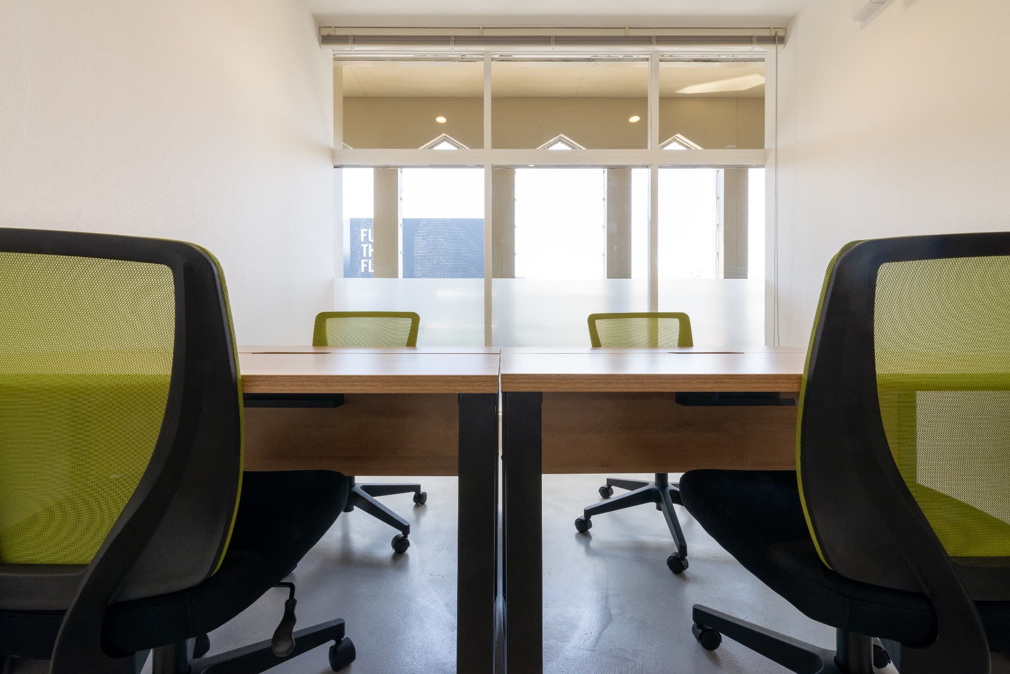 プライベートオフィス｜4名用の完全個室・家具付きオフィス。初期費用を抑えつつ、専有部を手軽に持つことができます。