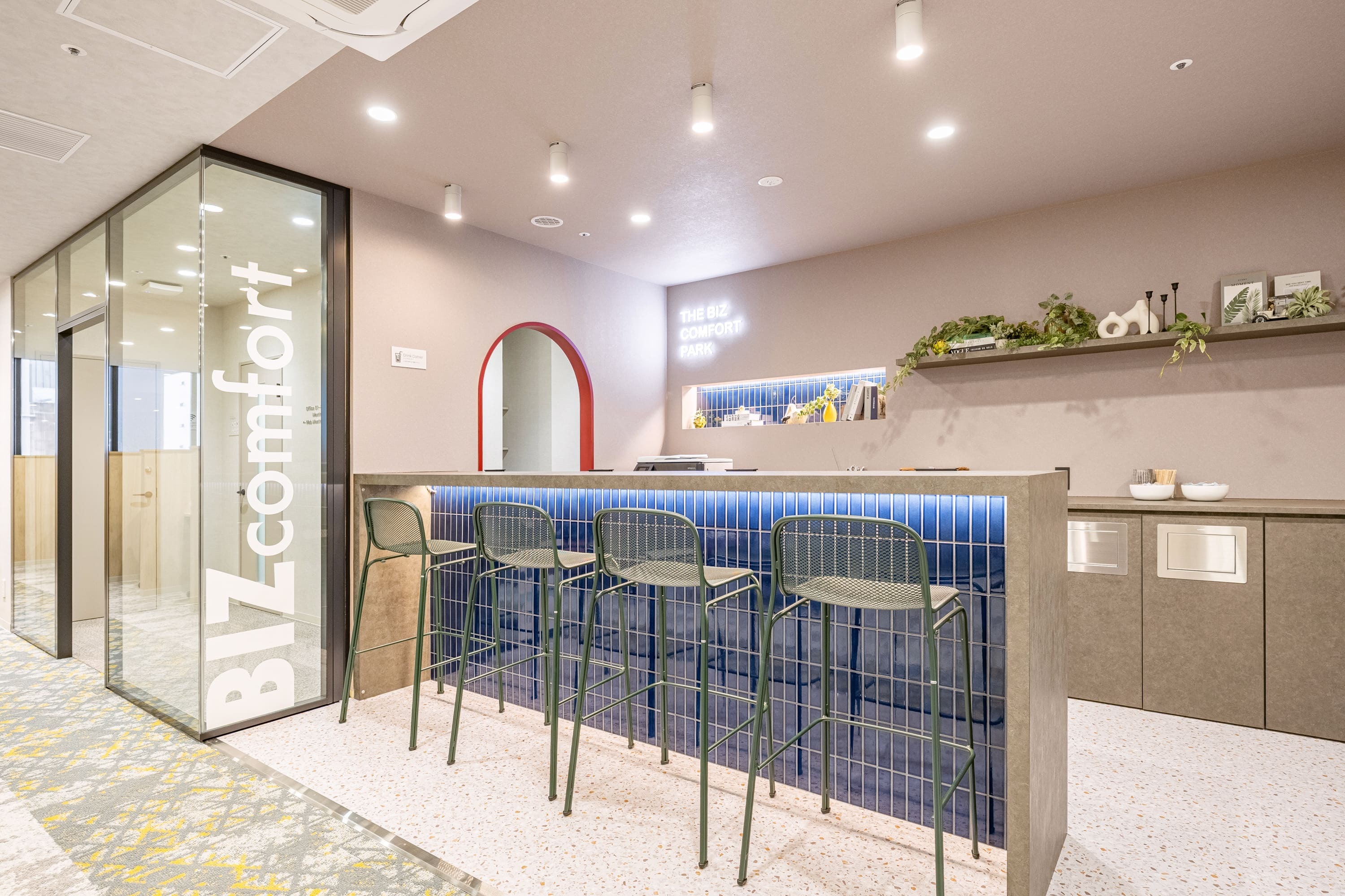 共有部_コワーキングブース。食事・通話・WEB会議OKの作業スペースです。