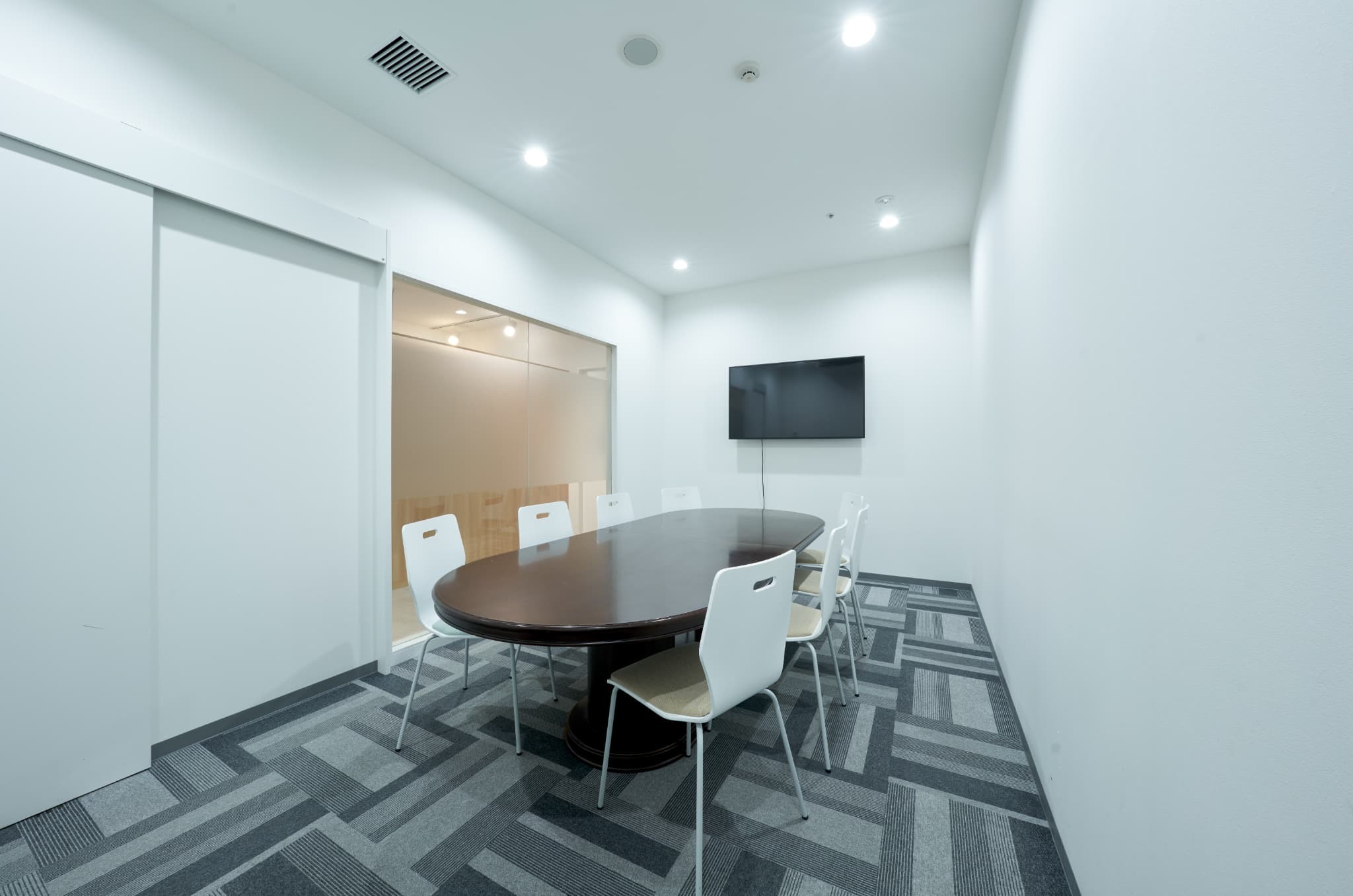 貸会議室｜1時間550円から使える会議室。モニター・ホワイトボード完備なので、WEB会議はもちろん、ゲストを招いてのプレゼンテーションにも。