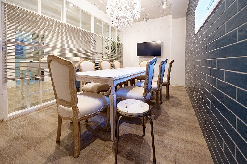 会議室_オフィスに2室あるハイグレードな会議室は最大10名まで収容可能です。(要予約)